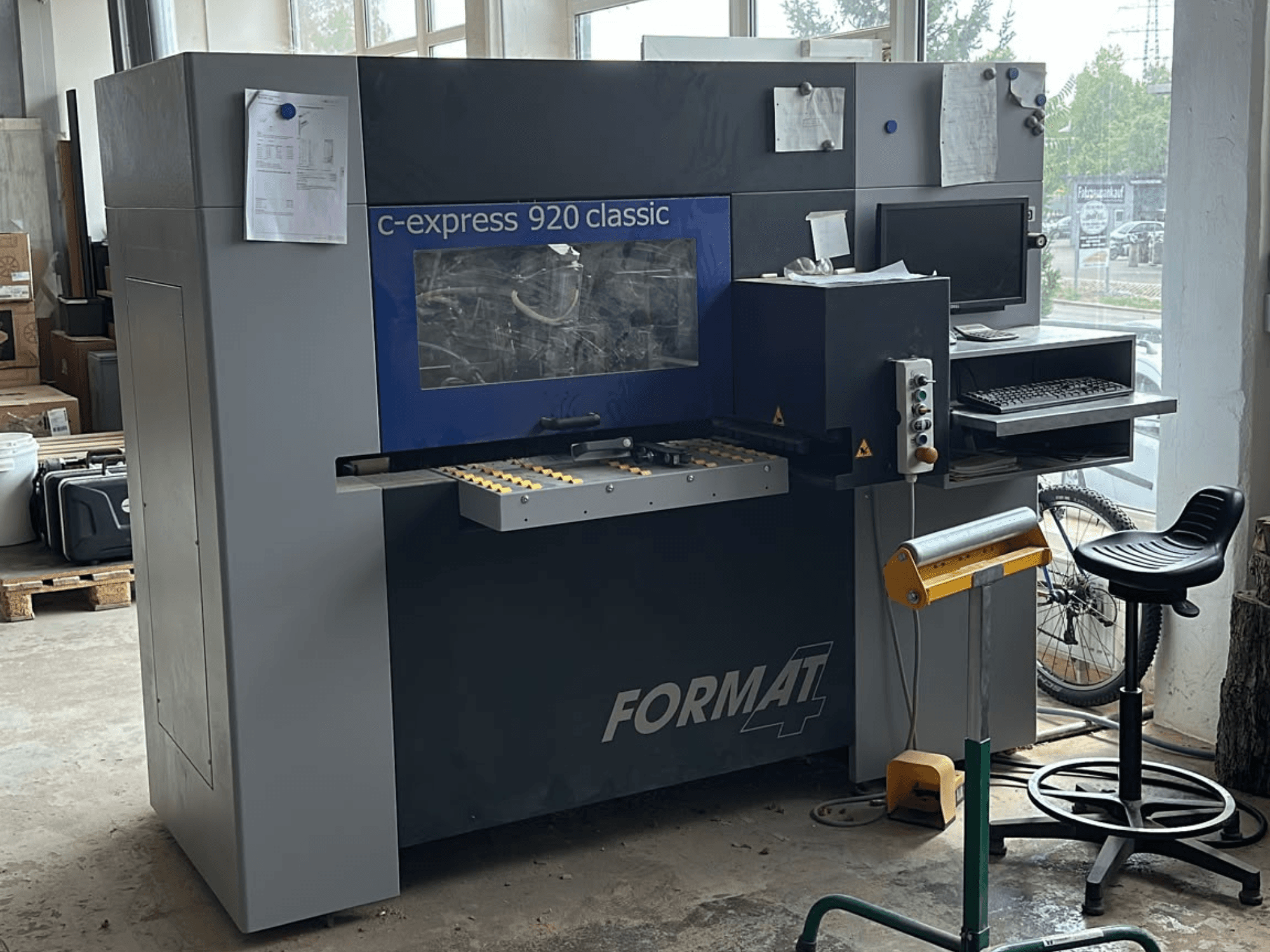 CNC-houtbewerkingscentrum FORMAT4 c-express 920 classic, vooraanzicht met het bedieningspaneel en het werkgebied.