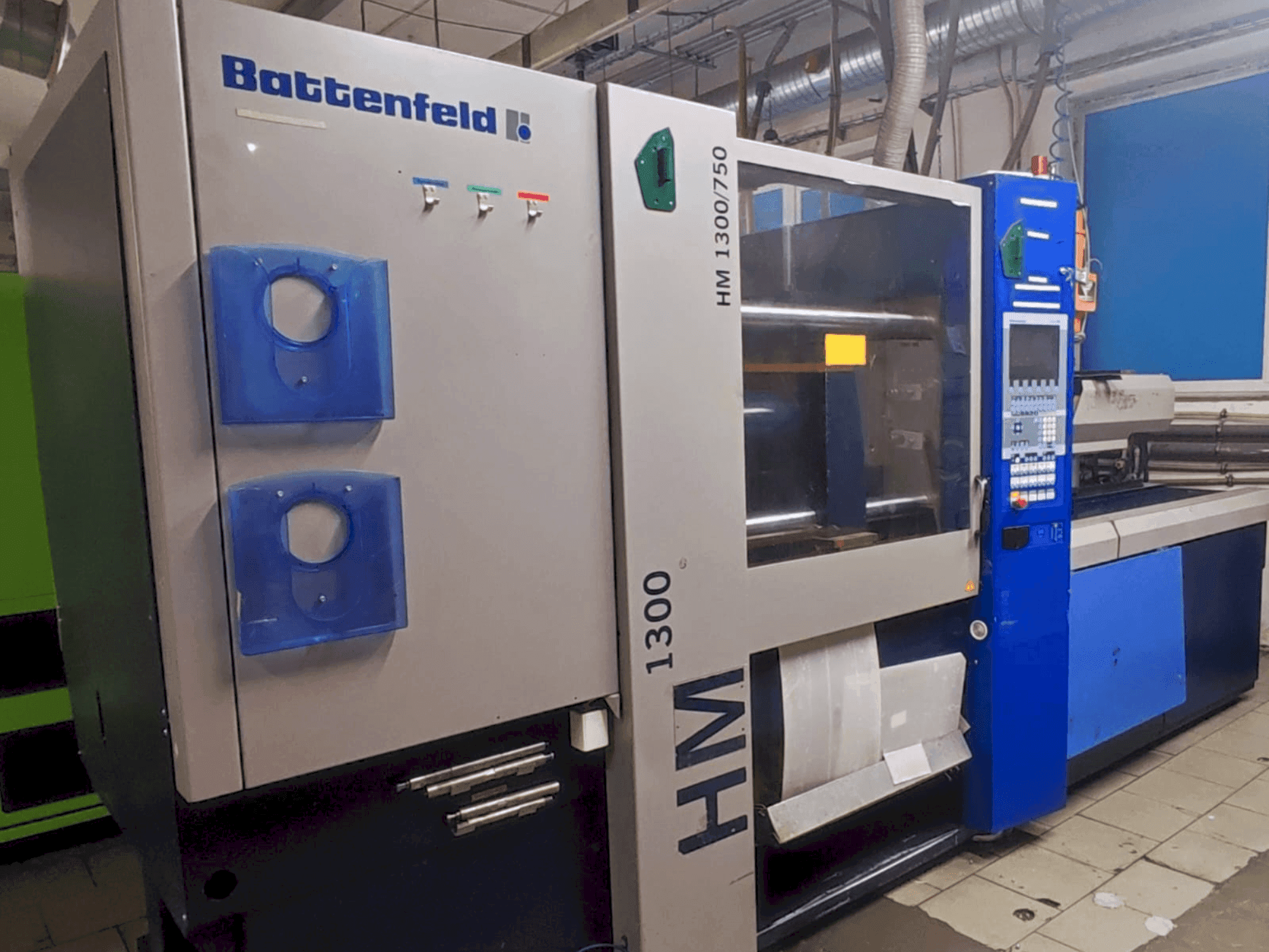 Vooraanzicht van Battenfeld HM 1300/750 machine