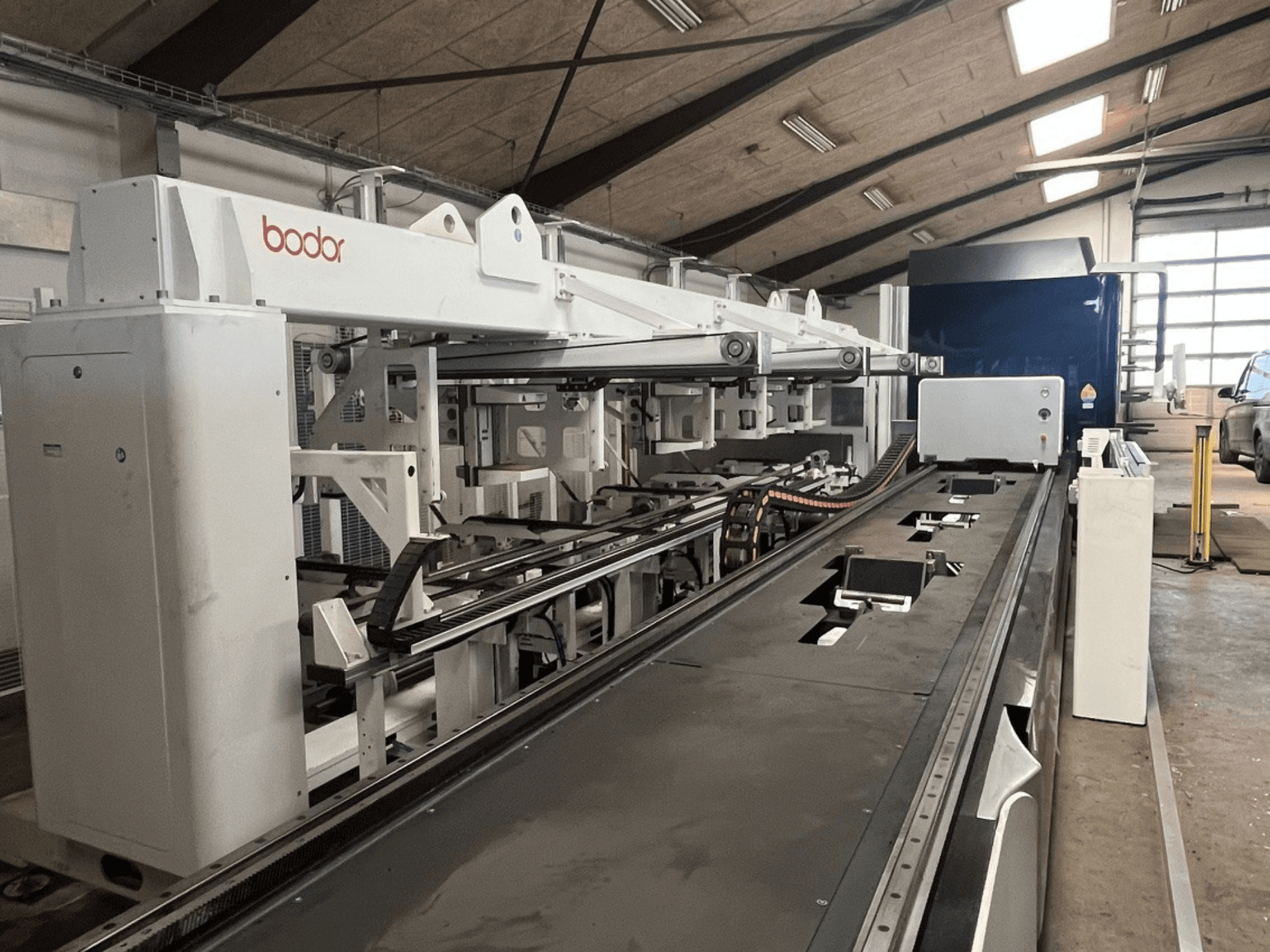 De Bodor T2-65-3000W buissnijmachine, gezien vanaf de zijkant, heeft een strak ontwerp met geleiders voor een nauwkeurige uitlijning bij het snijden.