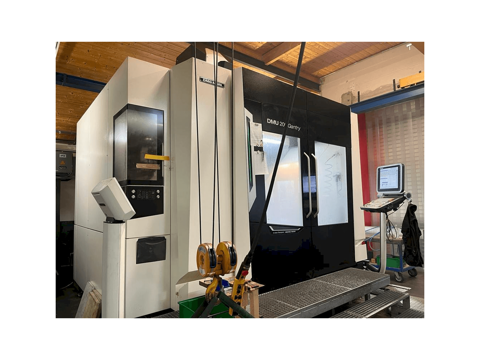 Vooraanzicht van DMG MORI DMU 200 Gantry machine
