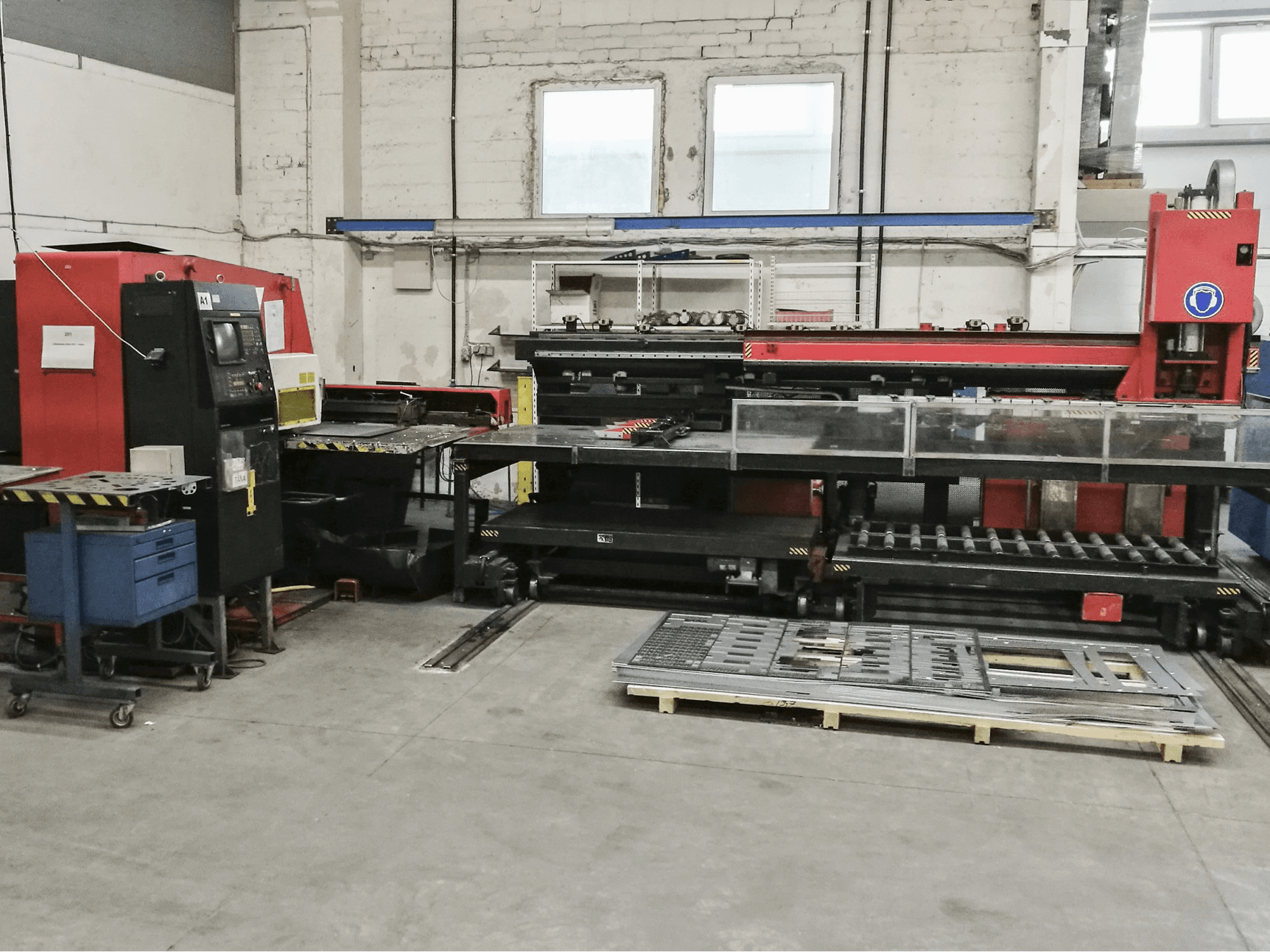 Vooraanzicht van AMADA ARIES 245 machine