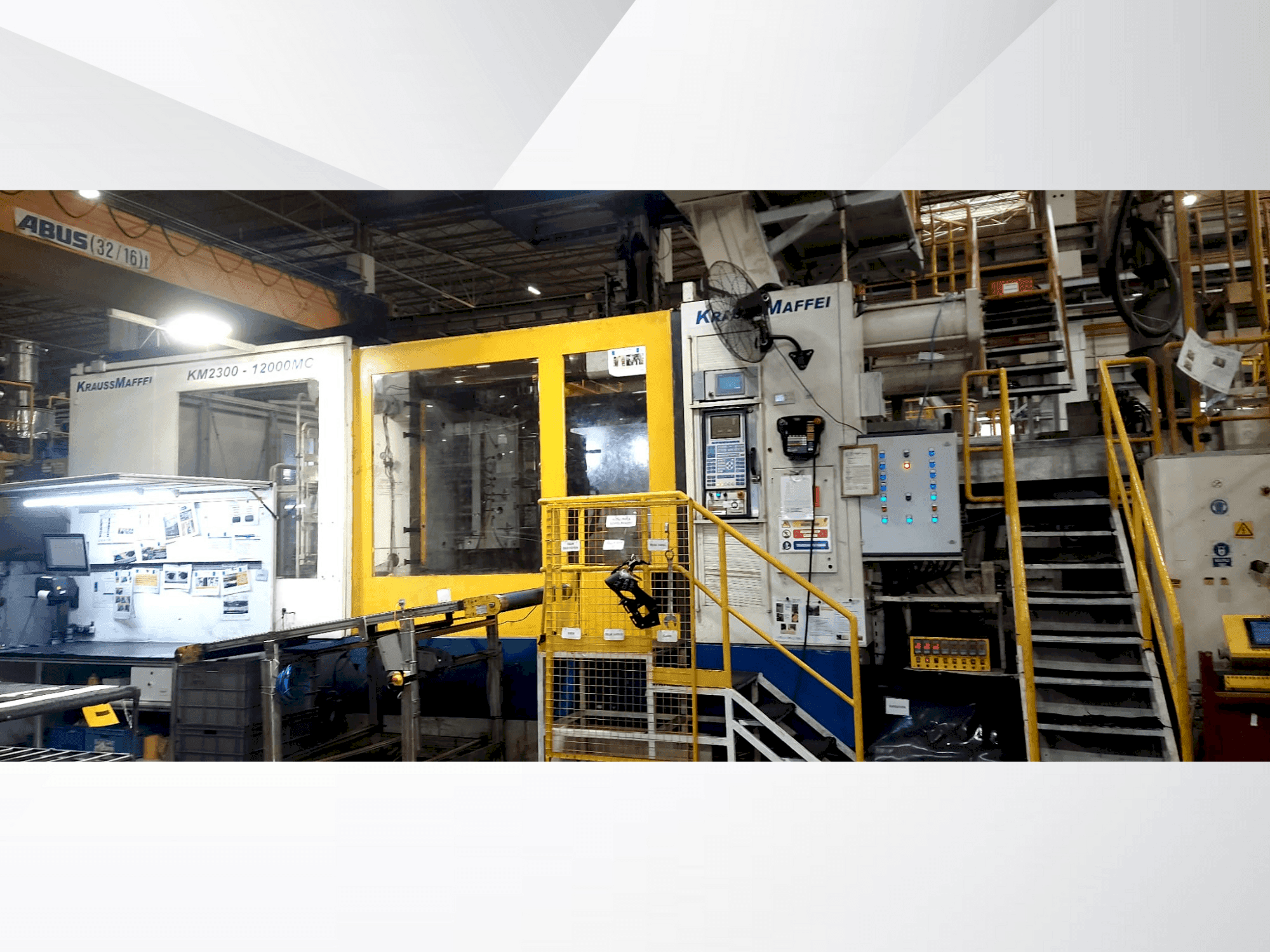 Vooraanzicht van Krauss Maffei 2300-12000 MC machine