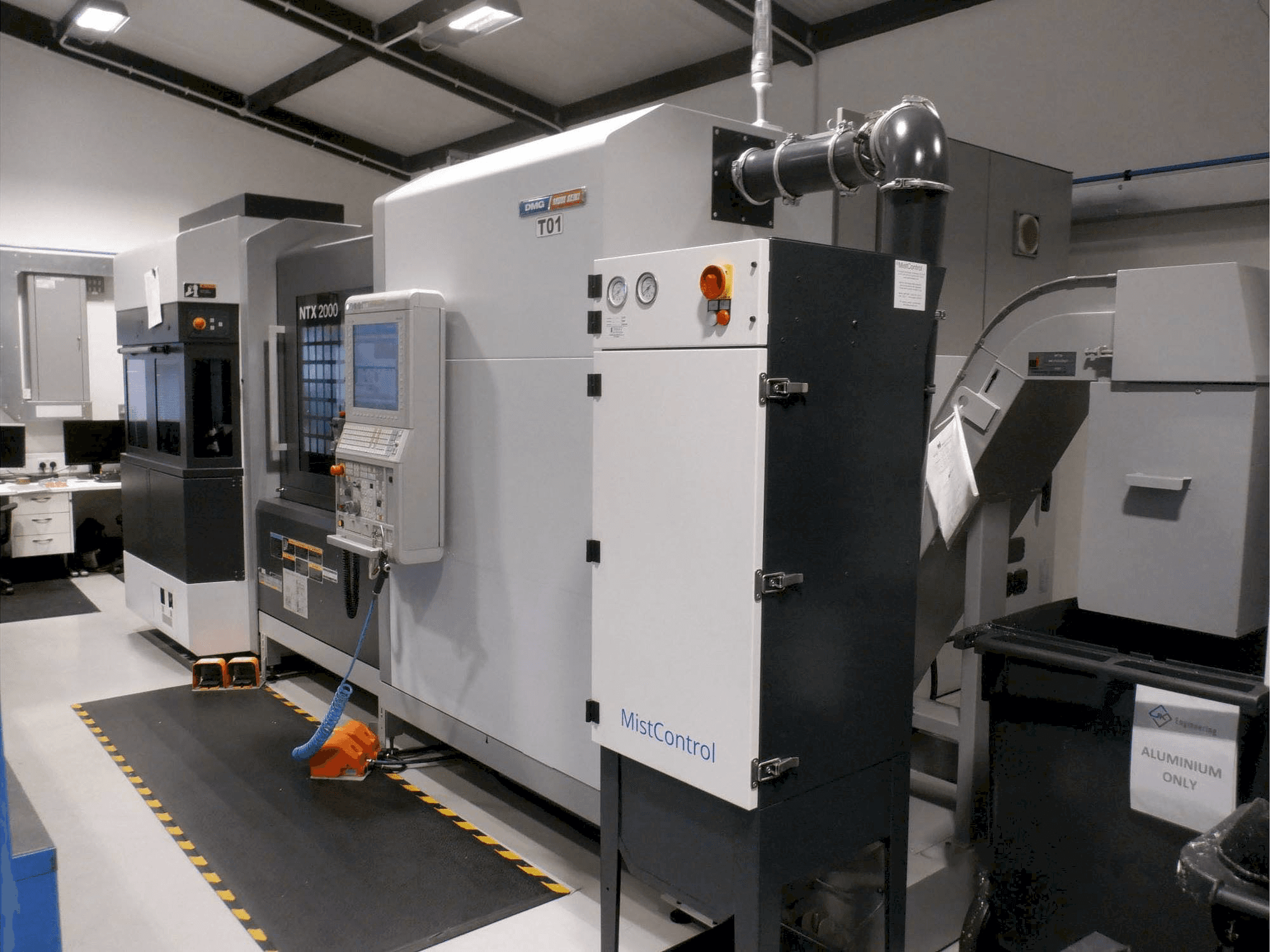 Vooraanzicht van DMG MORI NTX 2000 machine