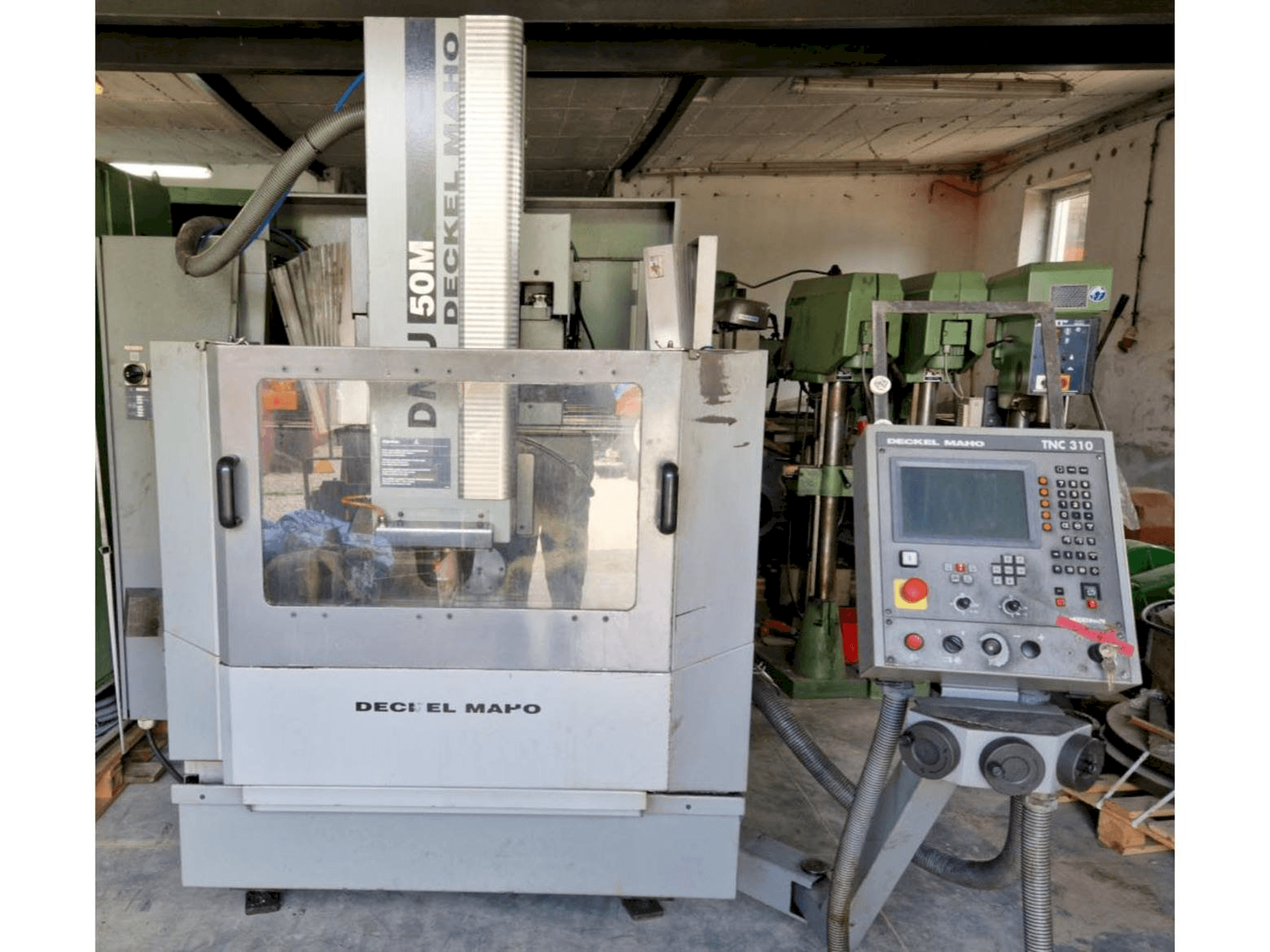 Vooraanzicht van DECKEL MAHO DMU 50M machine