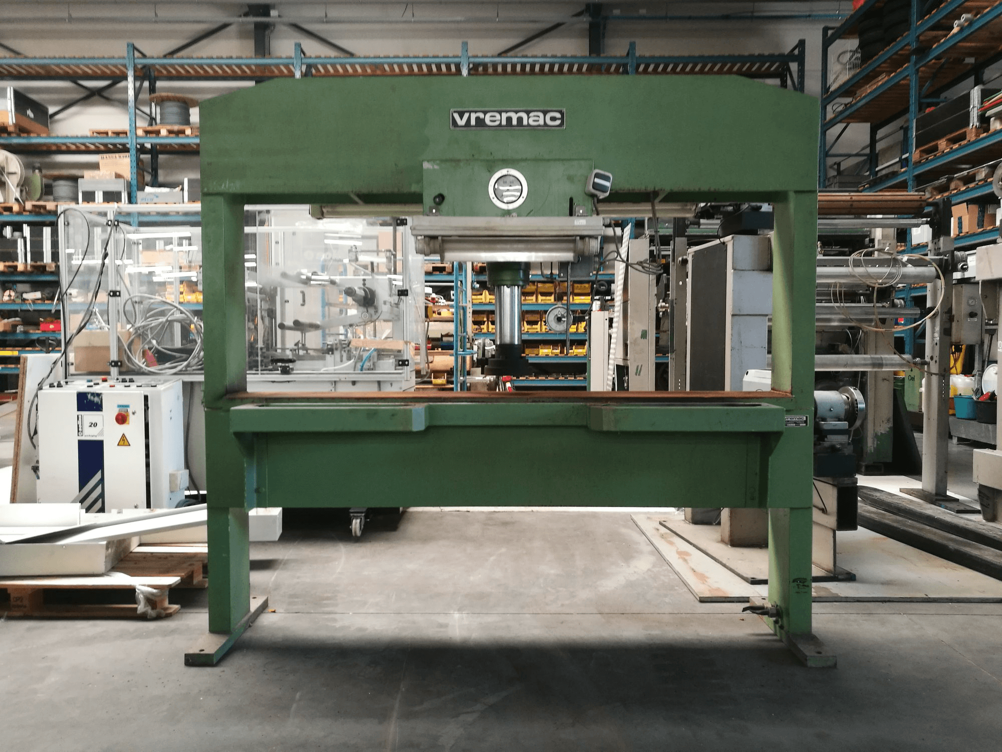 Vooraanzicht van Vremac Brugstans machine