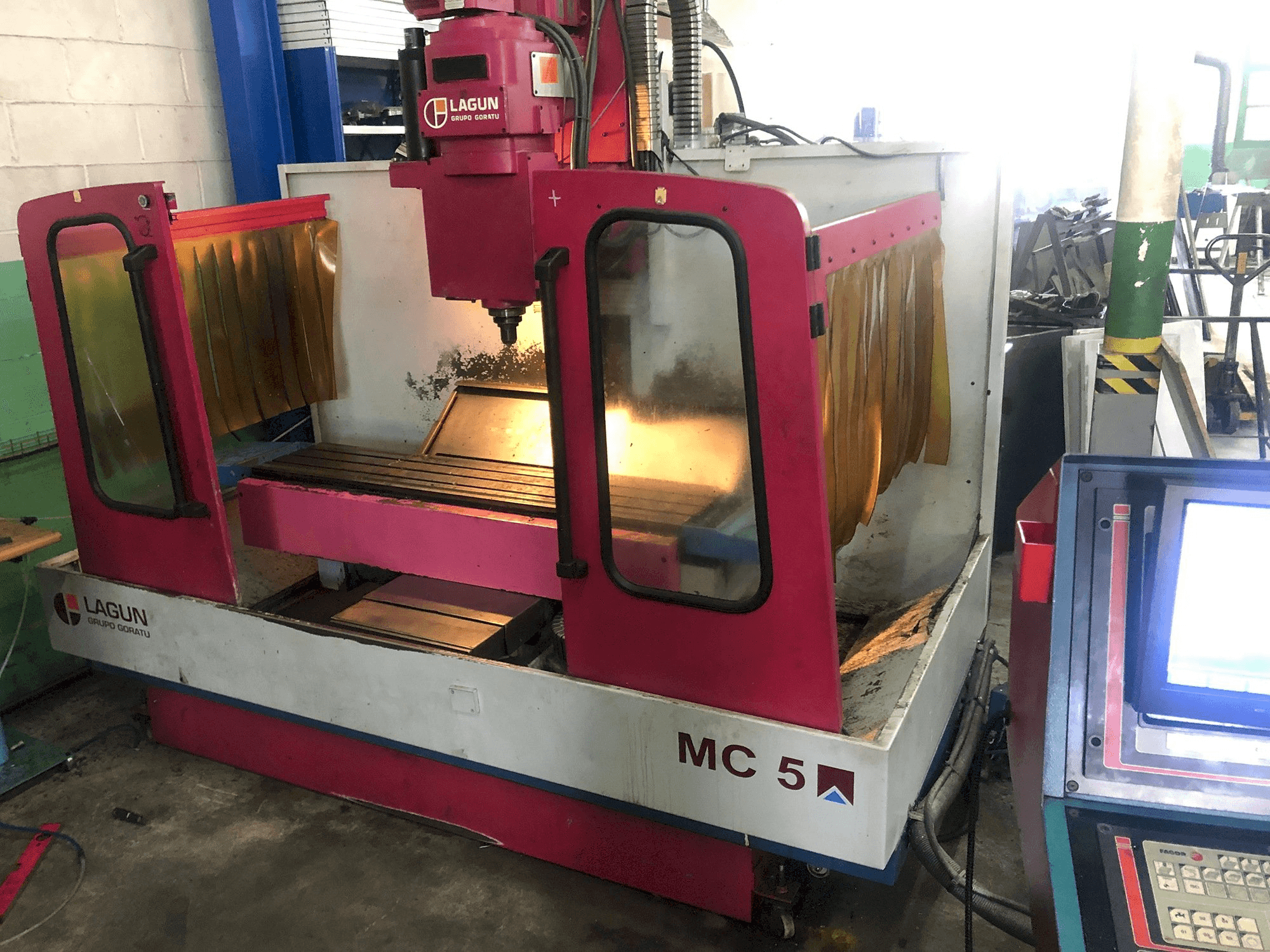 Vooraanzicht van LAGUN MC 5 machine