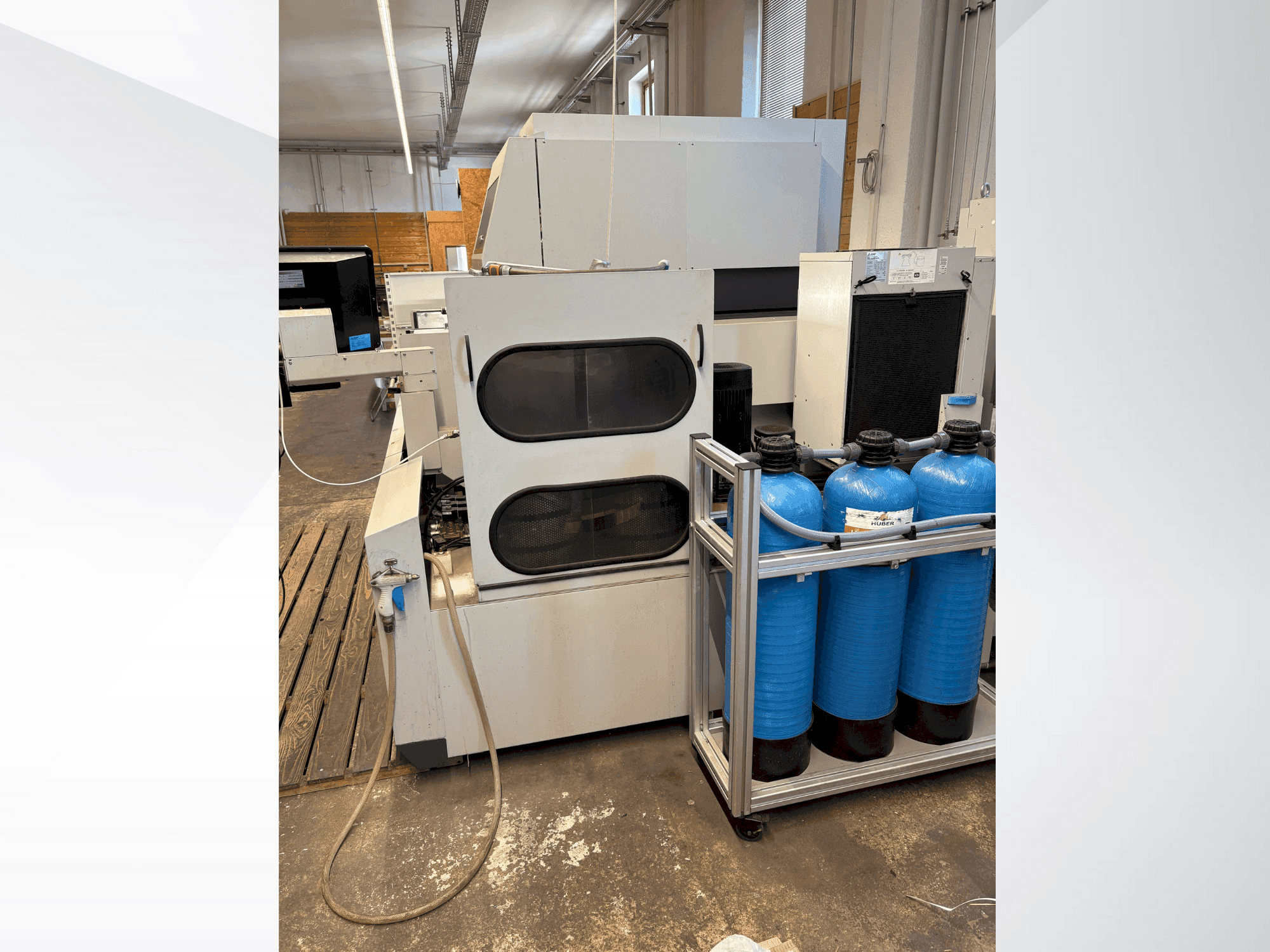 Vooraanzicht van Mitsubishi MV2400S machine