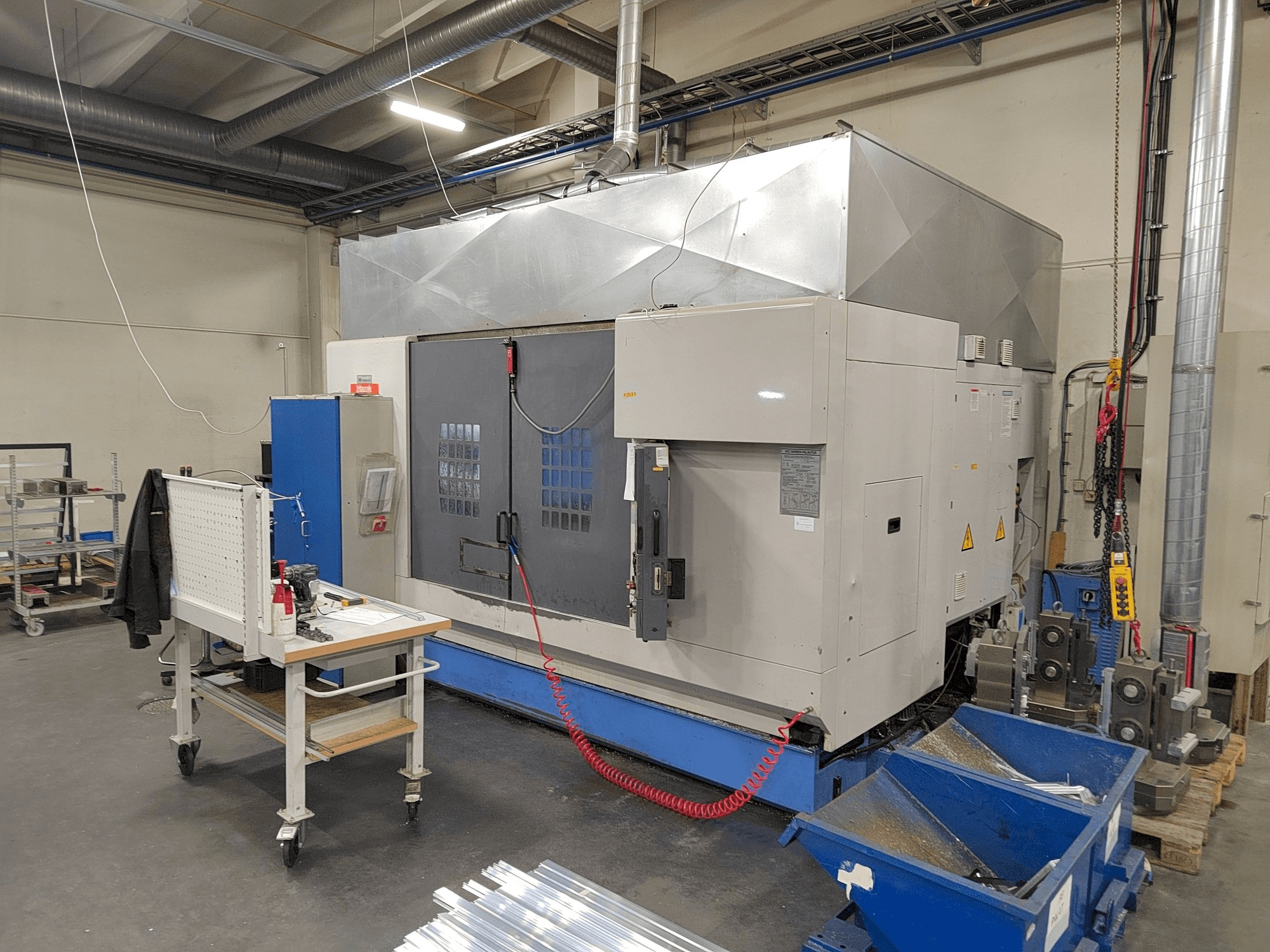 Vooraanzicht van Mazak VTC-300C machine