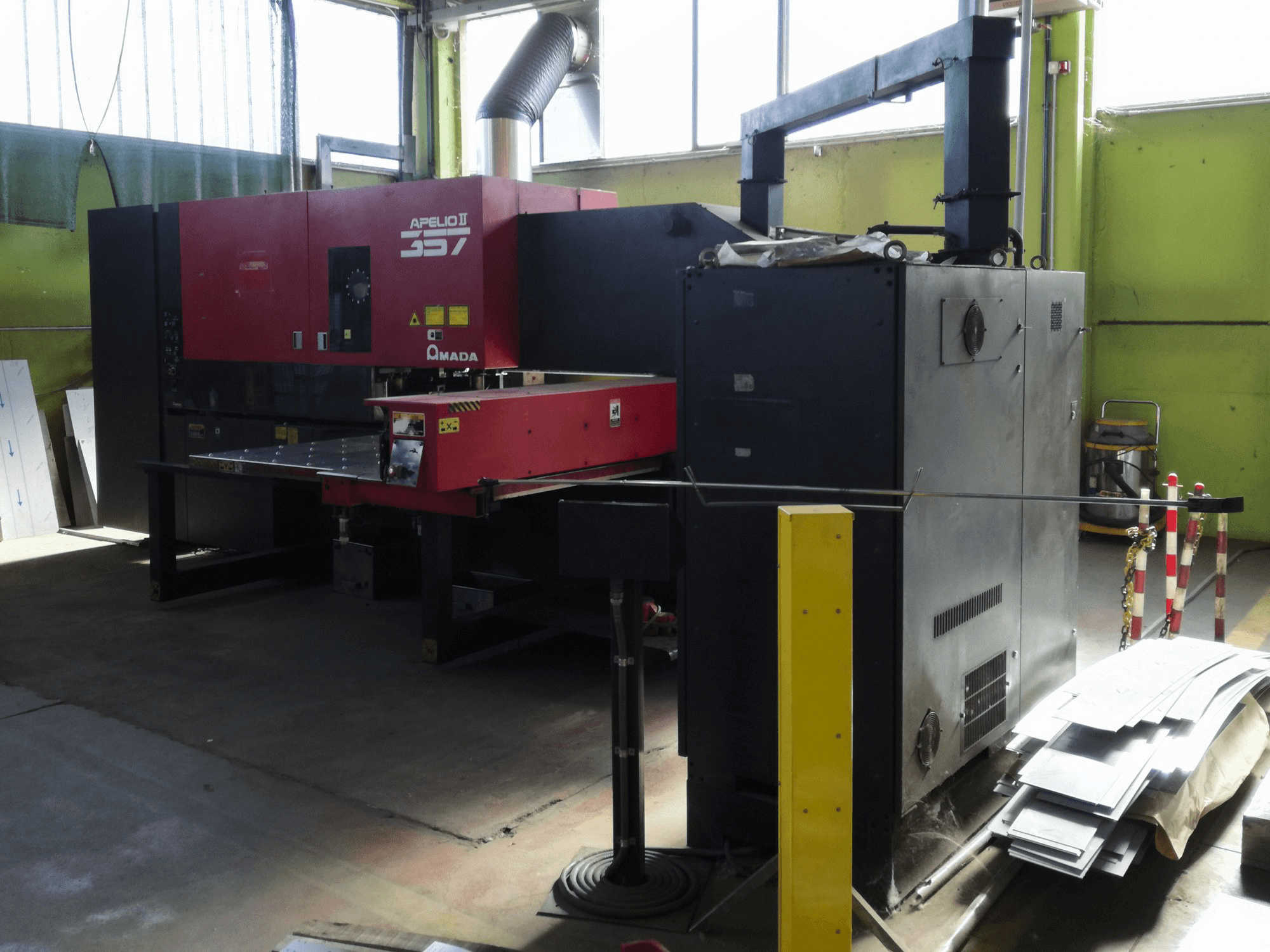 Recht aanzicht van AMADA APELIO II-357 machine