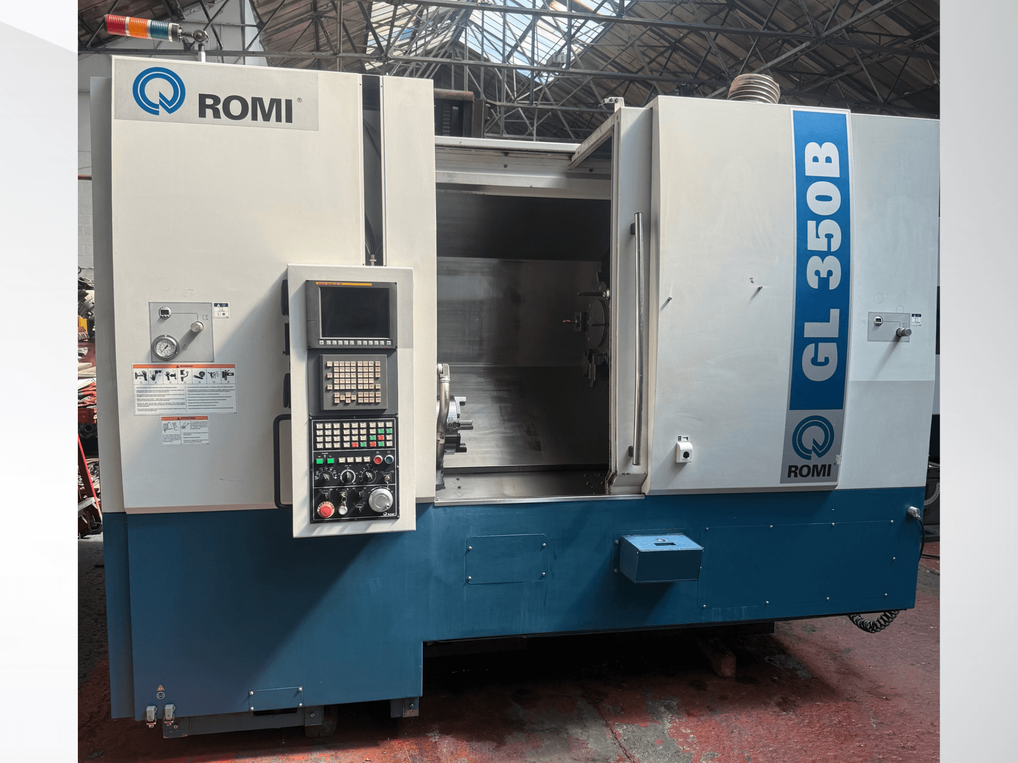Vooraanzicht van Romi GL 350B horizontale draaimachine, met het bedieningspaneel en het open werkgebied.