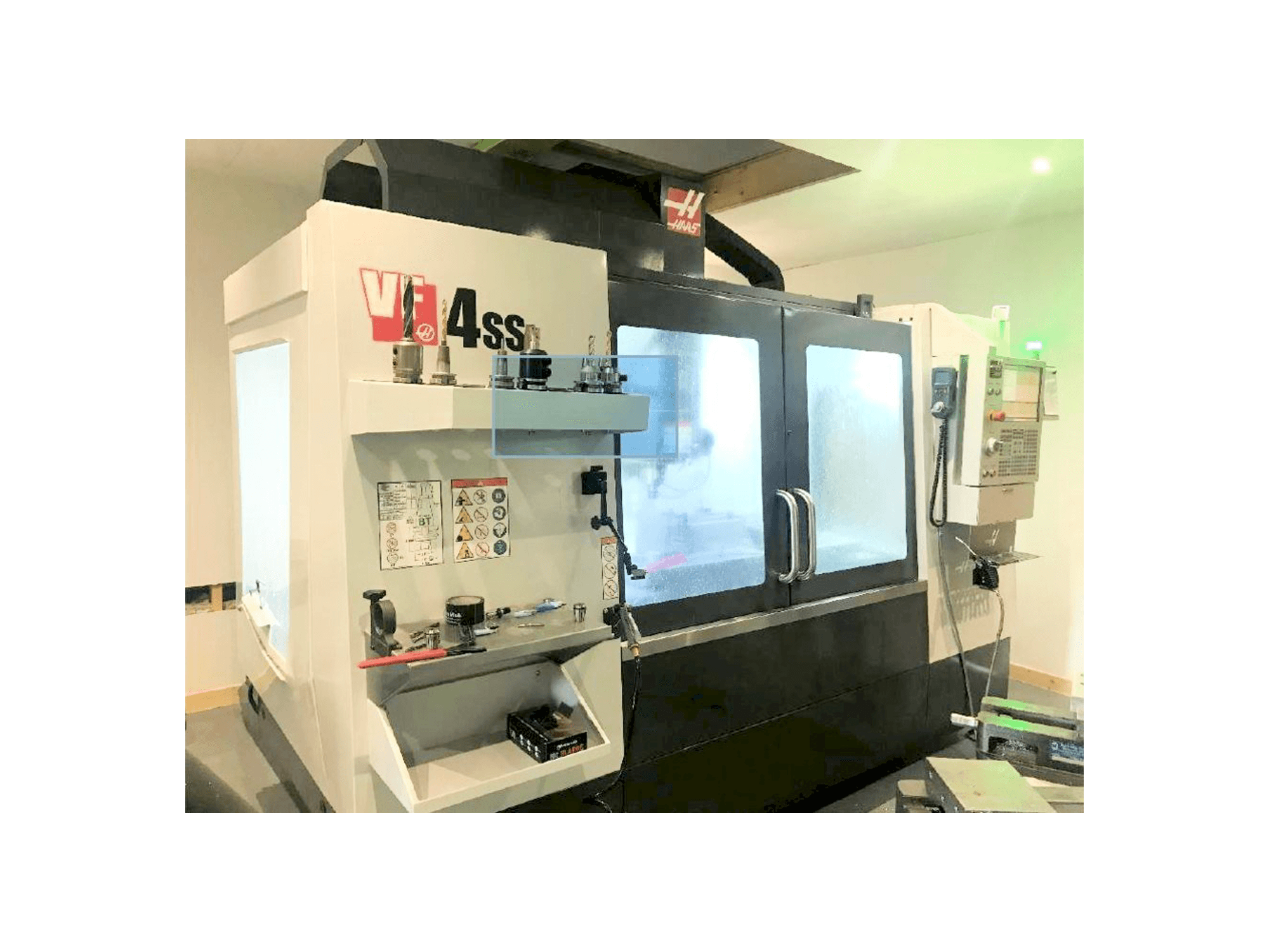Vooraanzicht van HAAS VF-4SS machine