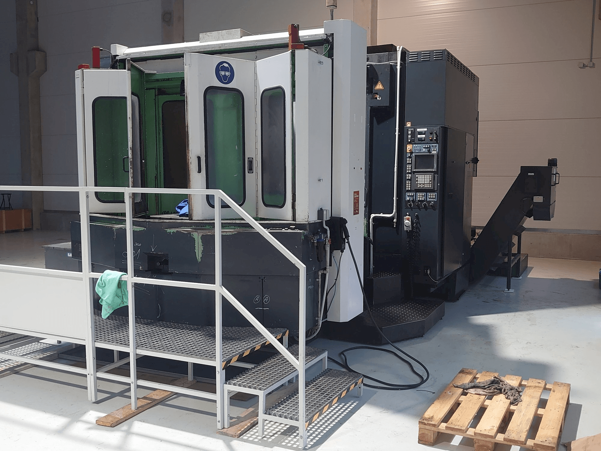 Vooraanzicht van Makino A77 machine