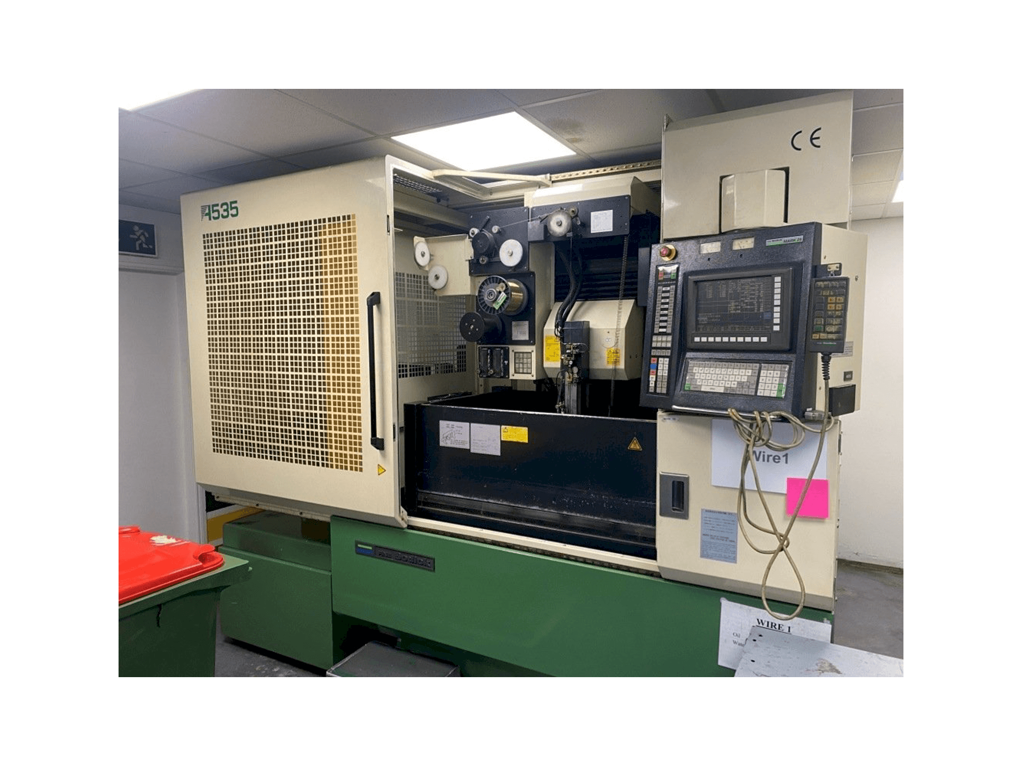 Vooraanzicht van Sodick A535 machine