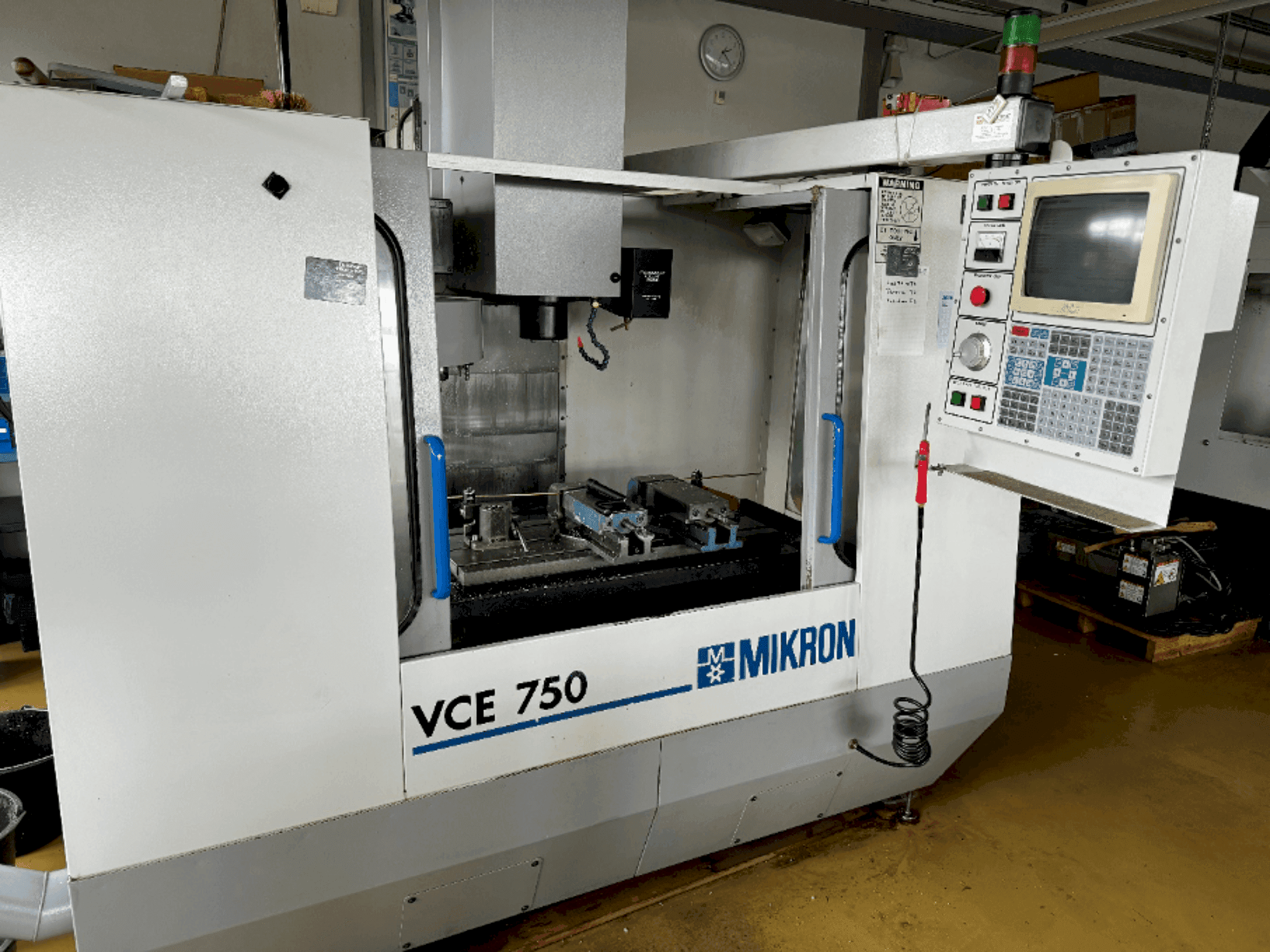 Vooraanzicht van MIKRON VCE 750 machine
