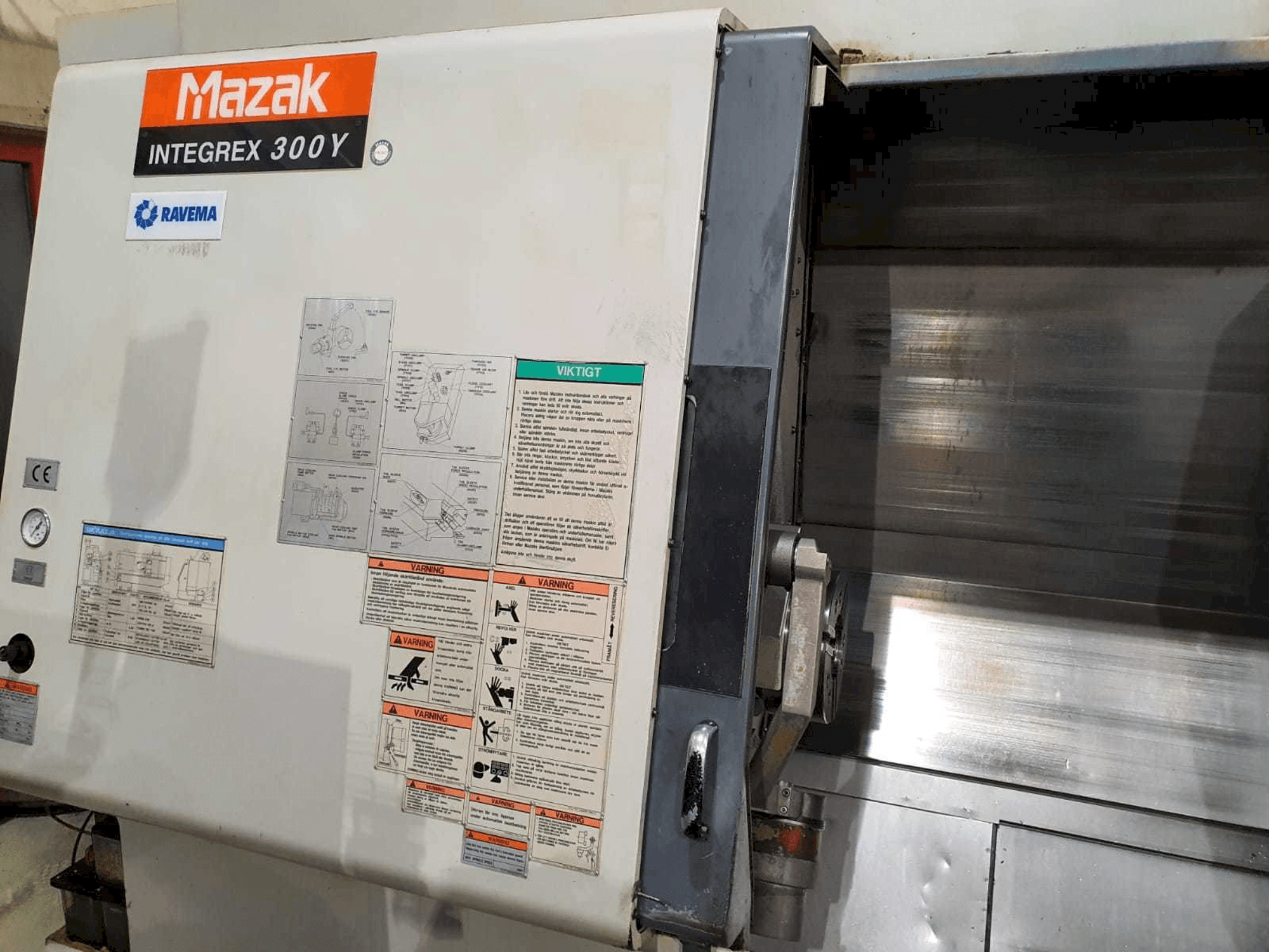 Vooraanzicht van Mazak Integrex 300Y machine