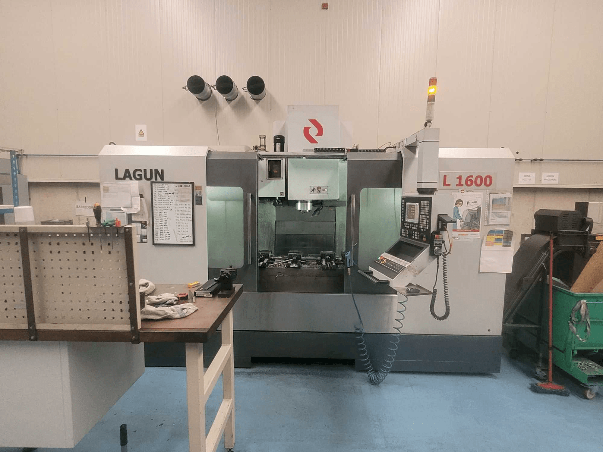 Vooraanzicht van LAGUN L-1600 machine