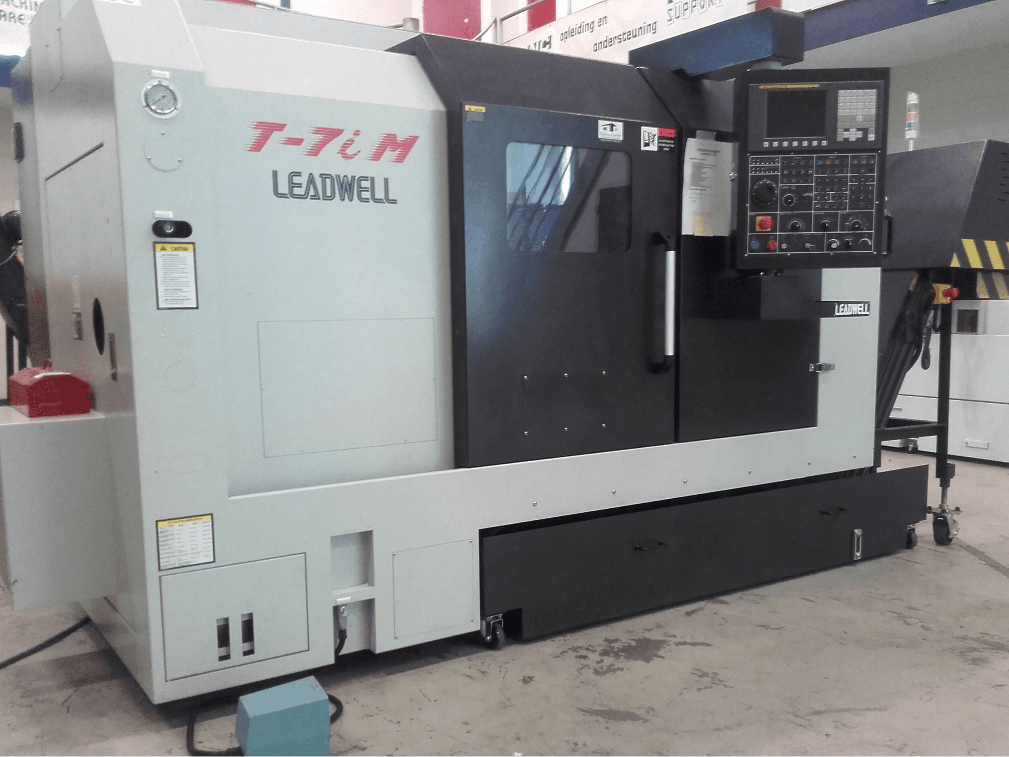 Vooraanzicht van Leadwell T-7iM machine