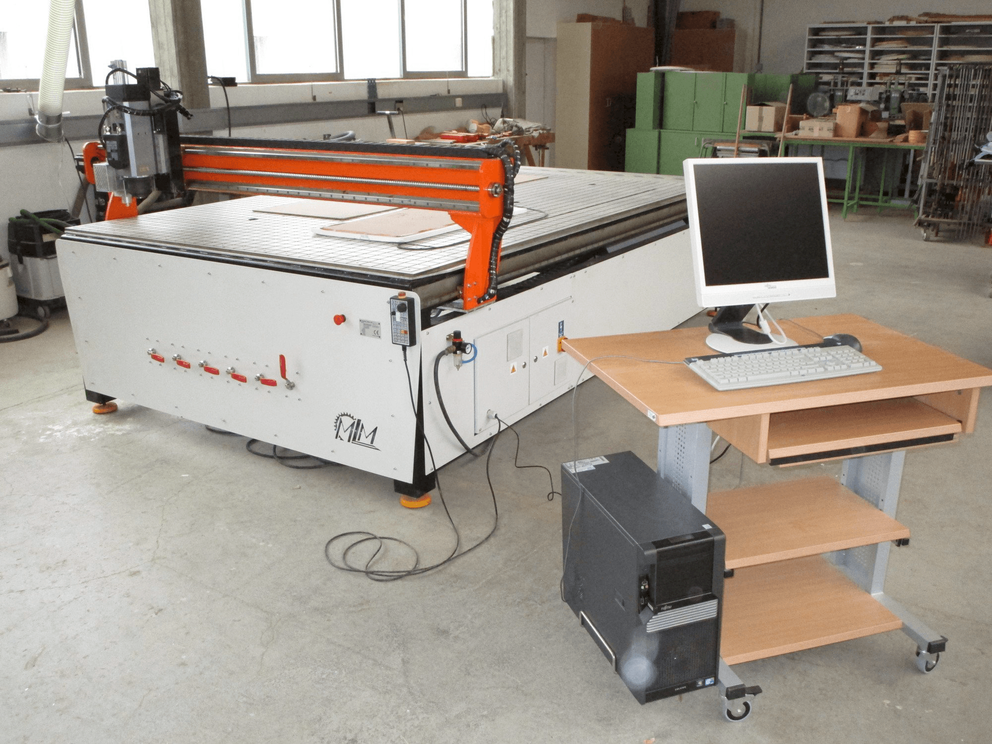 Vooraanzicht van MLM Ploter CNC machine