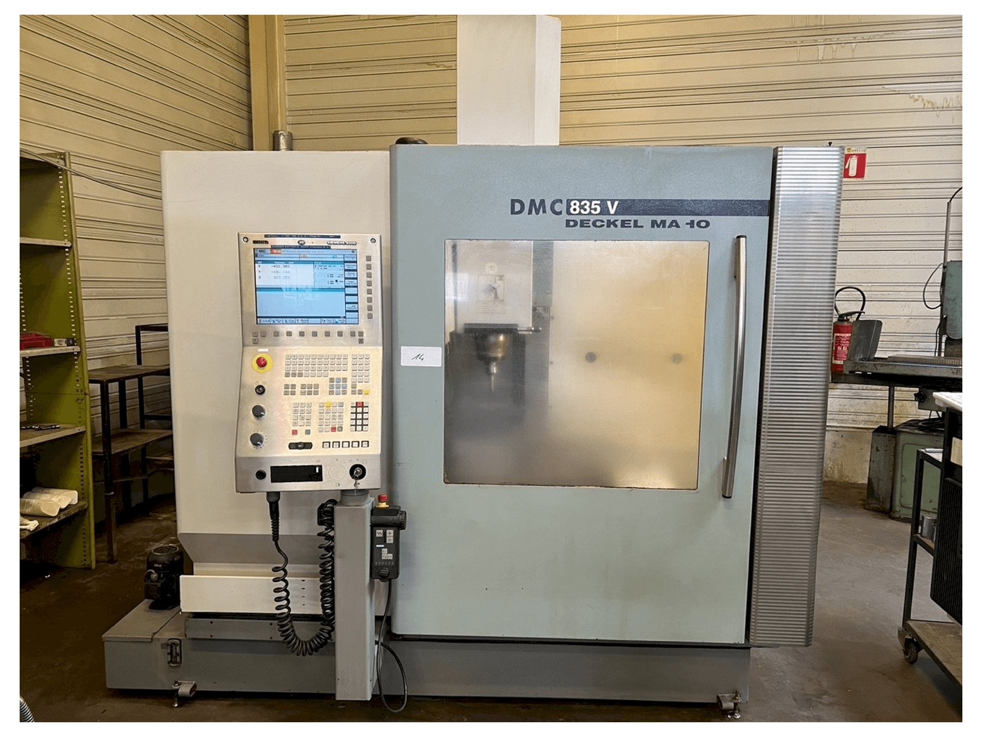 Vooraanzicht van DMG DMC 835 machine