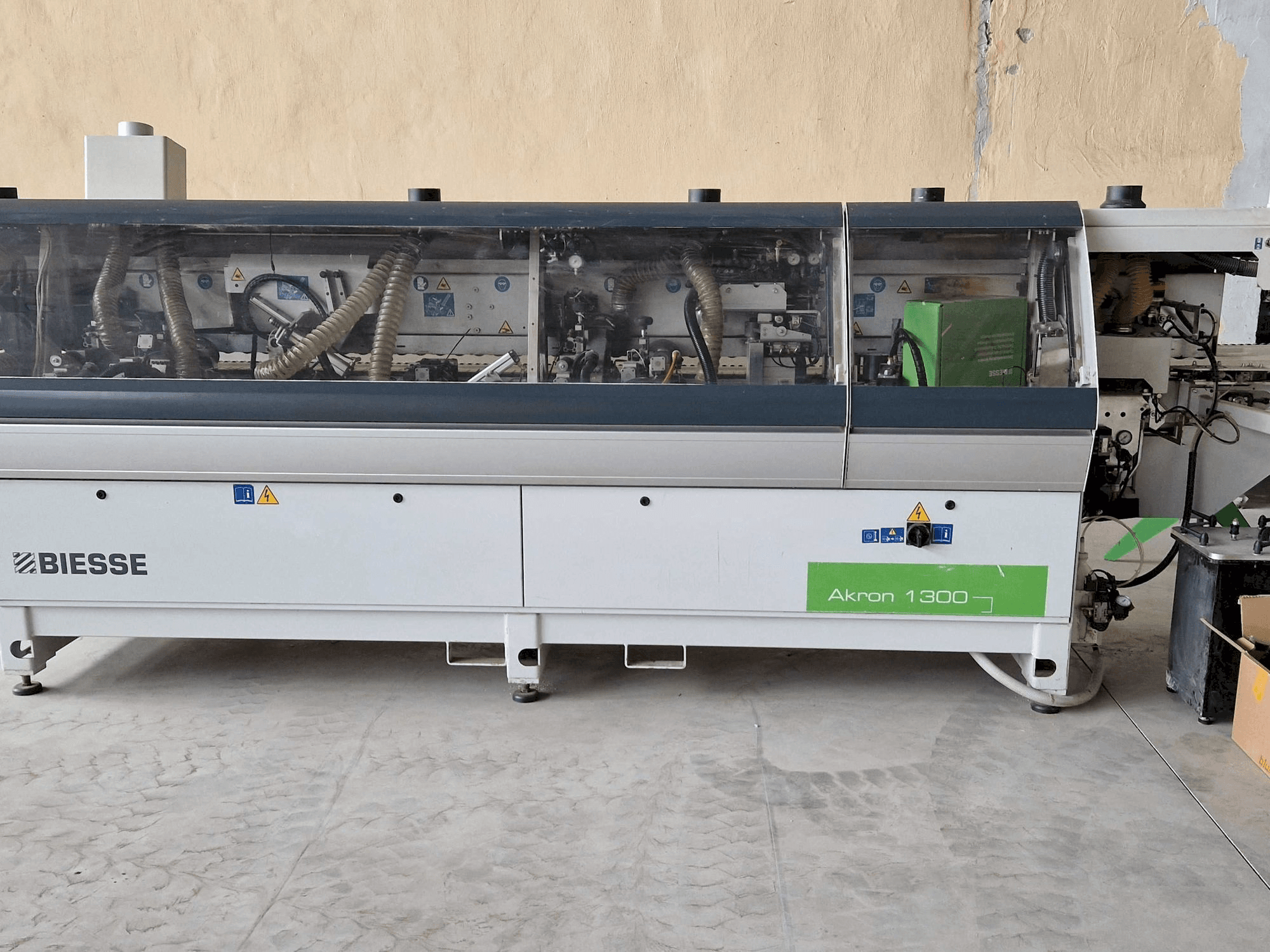 Vooraanzicht van BIESSE AKRON 1330A machine