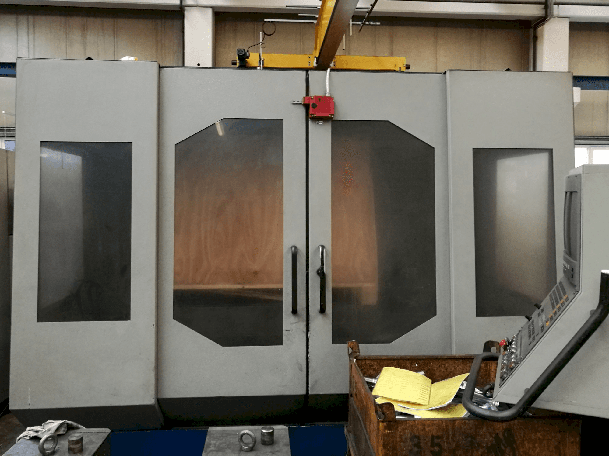 Vooraanzicht van Strojtos FGS 50 CNC machine