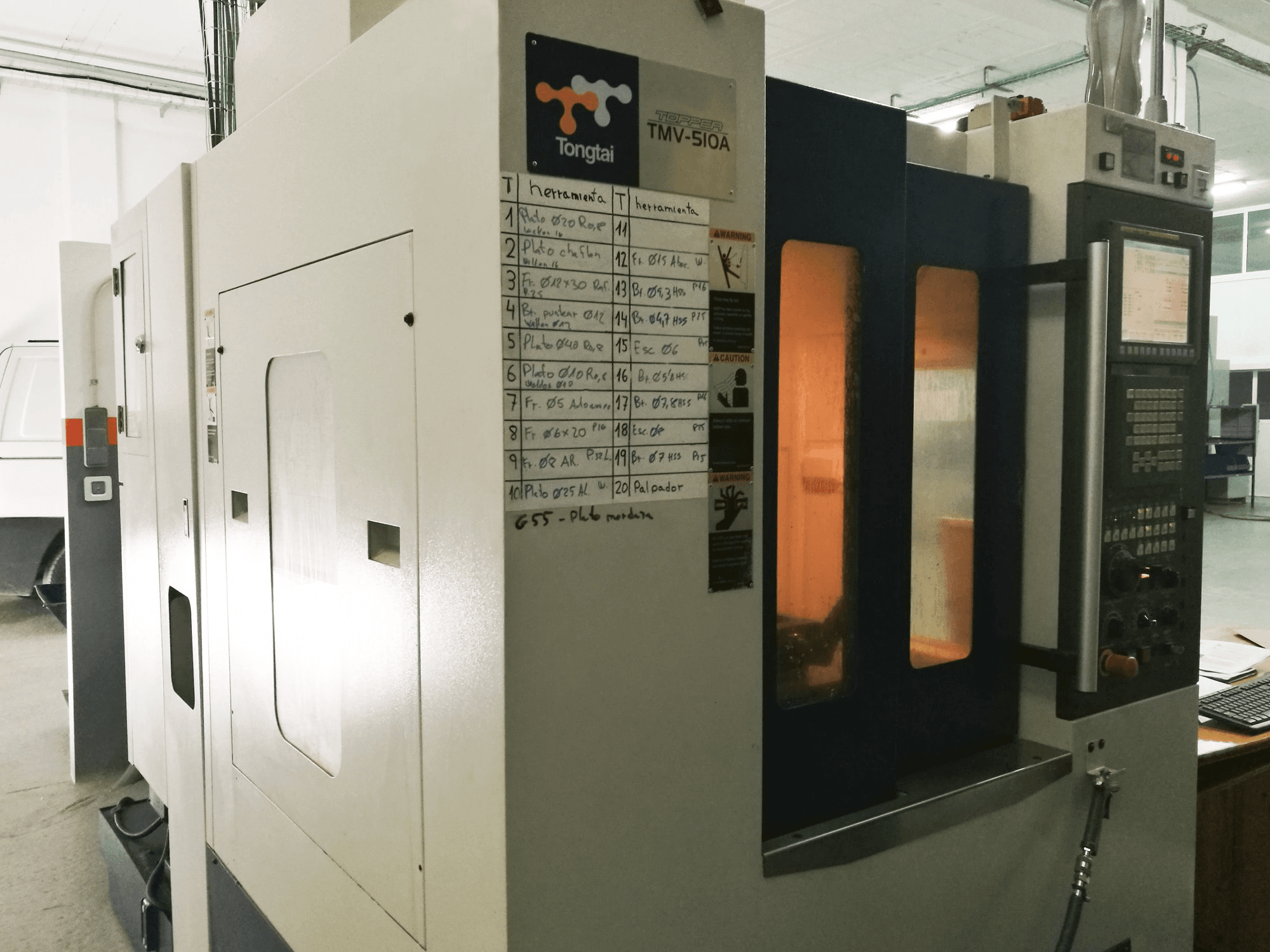 Linkerzijdeaanzicht van Tongtai TMV-510A machine