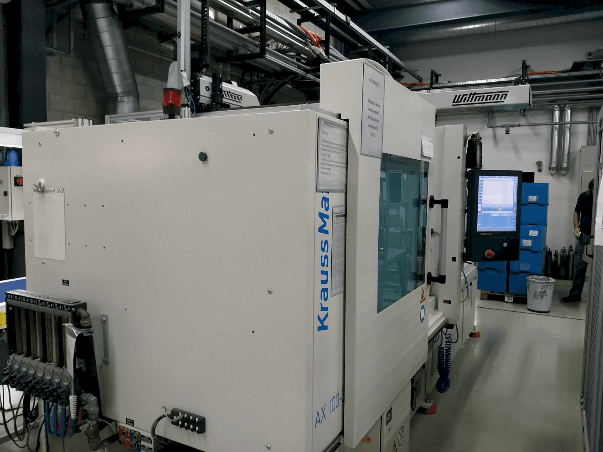 Vooraanzicht van Krauss Maffei 100-380 AX machine