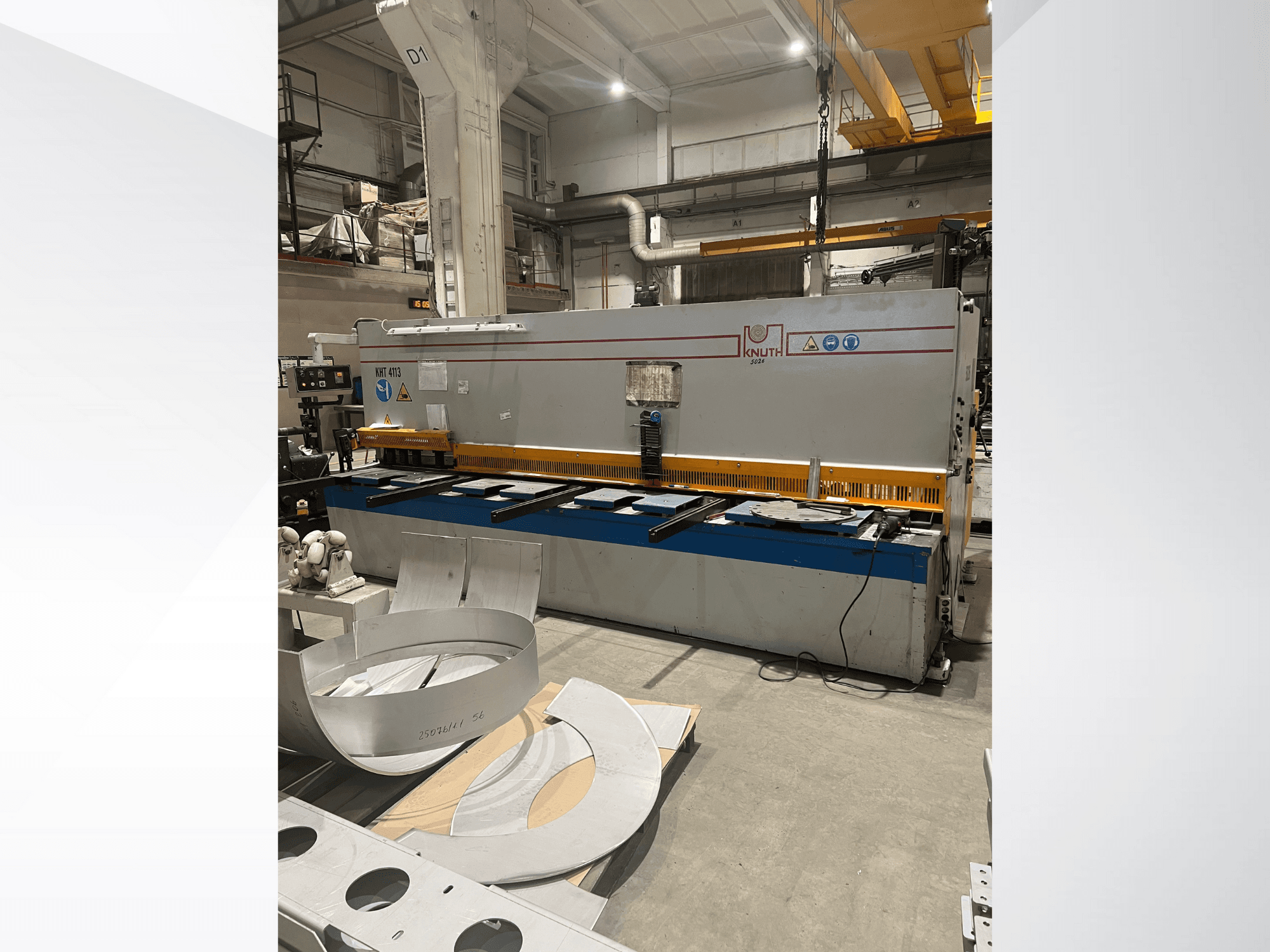 Knuth model MT 4173 plaatschaarmachine in een werkplaats, vooraanzicht met snijtafel en metalen platen.