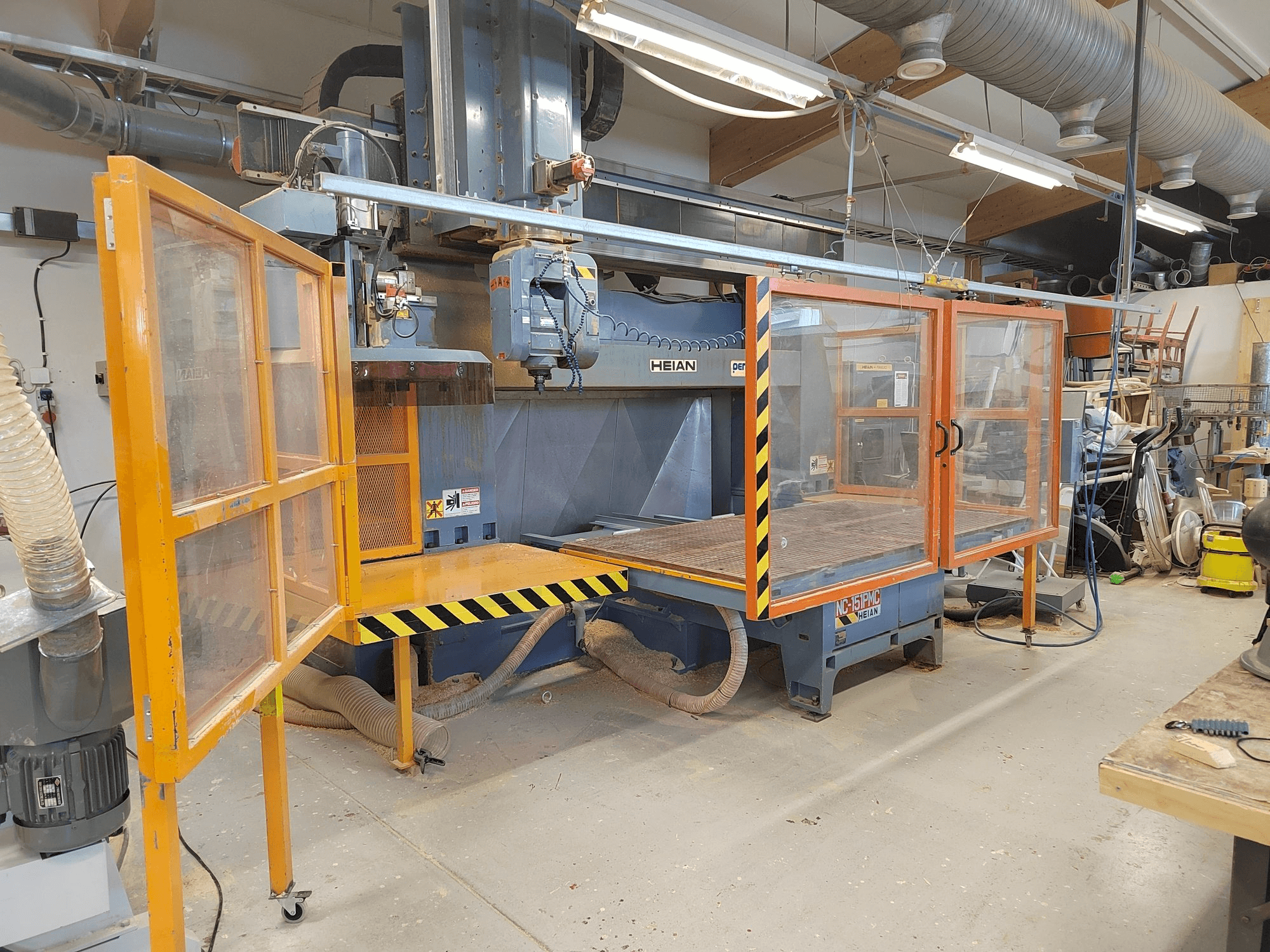 Vooraanzicht van HEIAN NC 151 machine