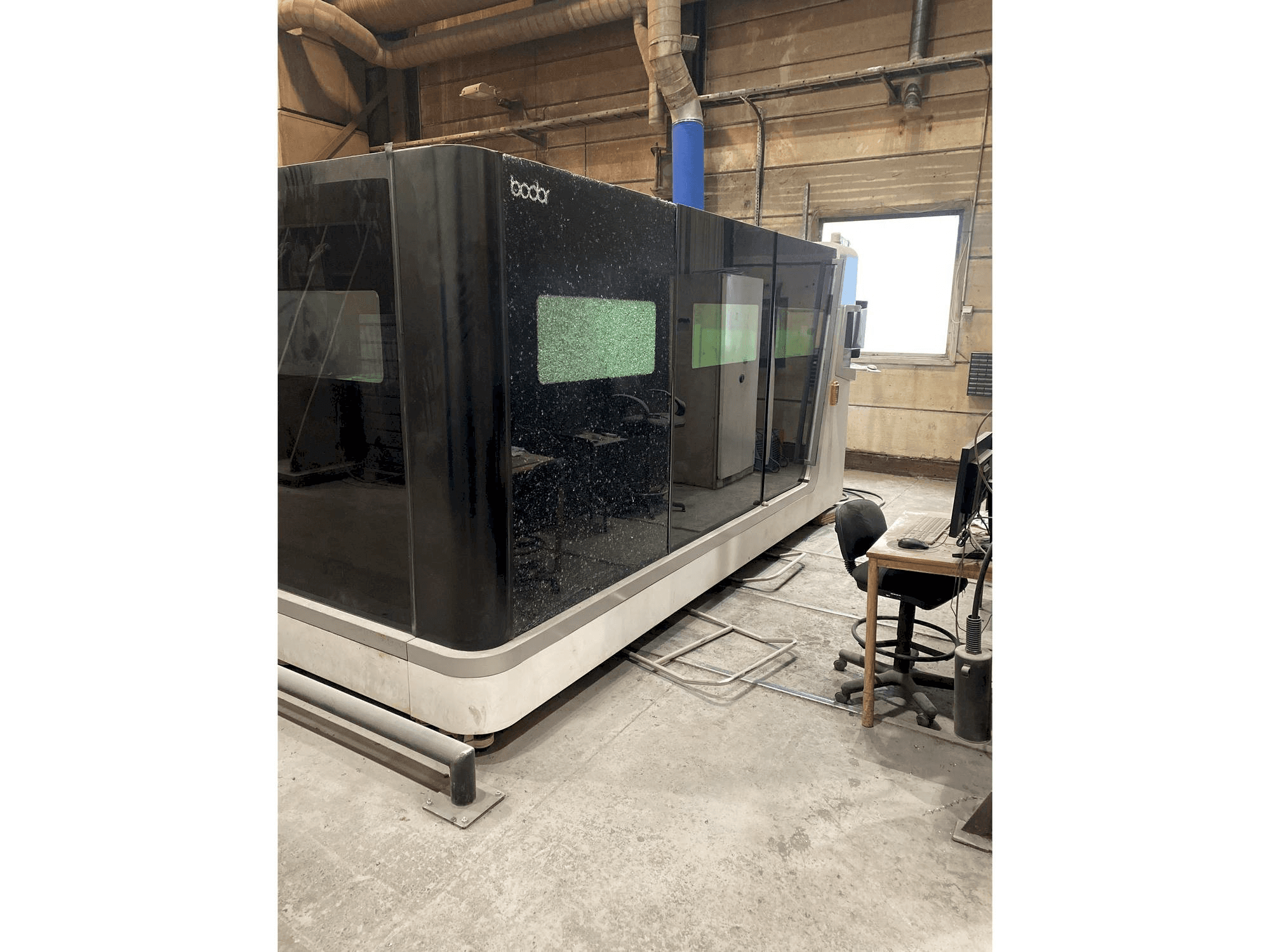 Vooraanzicht van Bodor S2040 machine