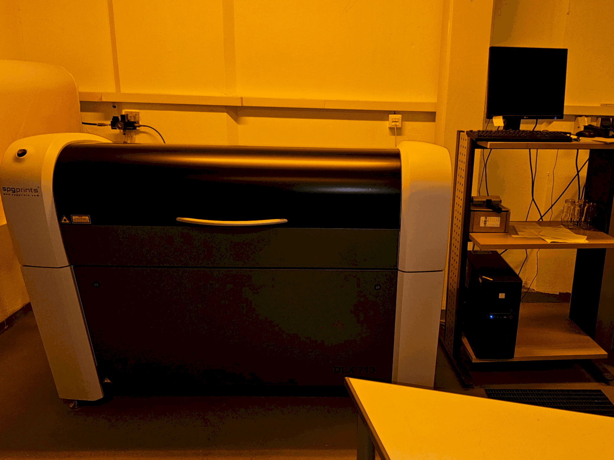 Vooraanzicht van SPGPrints DLX 713T machine