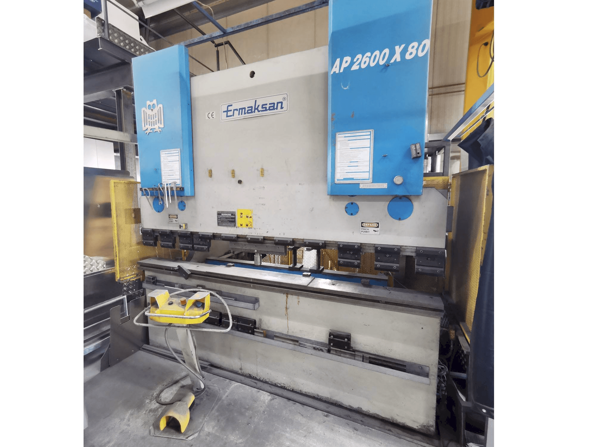 Vooraanzicht van ERMAKSAN AP 2600 - 80 machine