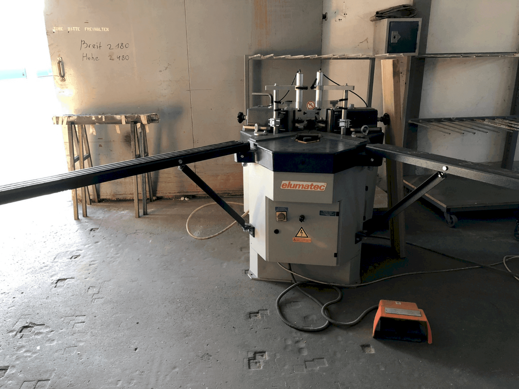 Vooraanzicht van Elumatec EP 124 machine