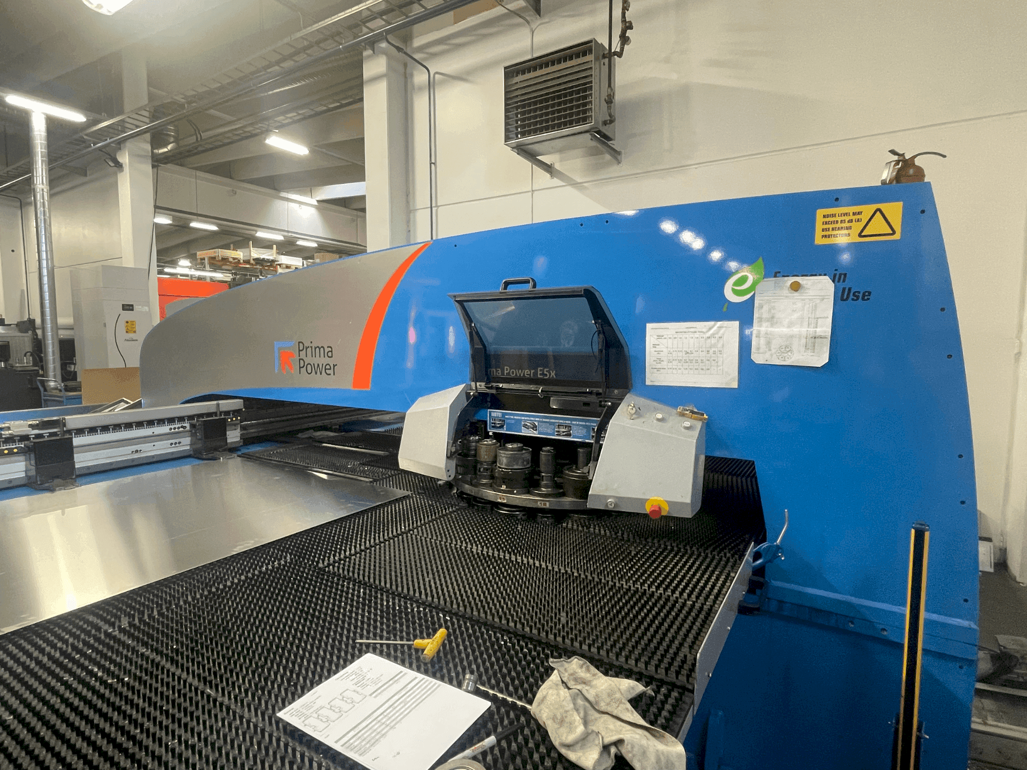 Vooraanzicht van Prima Power E5X machine