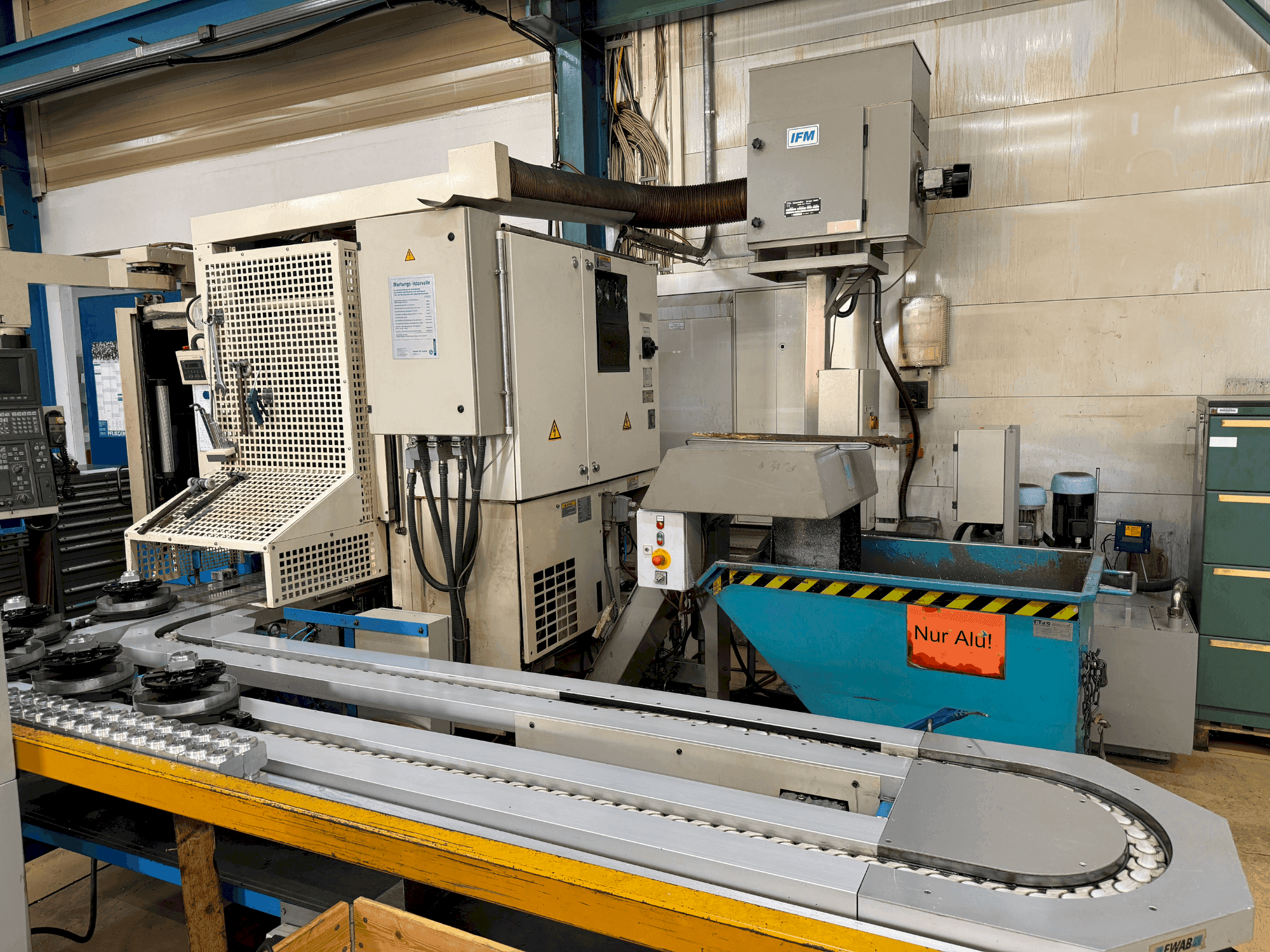 Vooraanzicht van Okuma 2003 machine