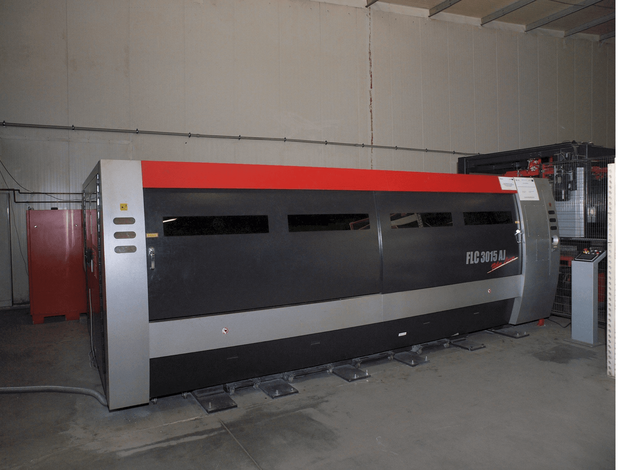 Vooraanzicht van AMADA LC-3015 AJ 2kW Fiber laser machine