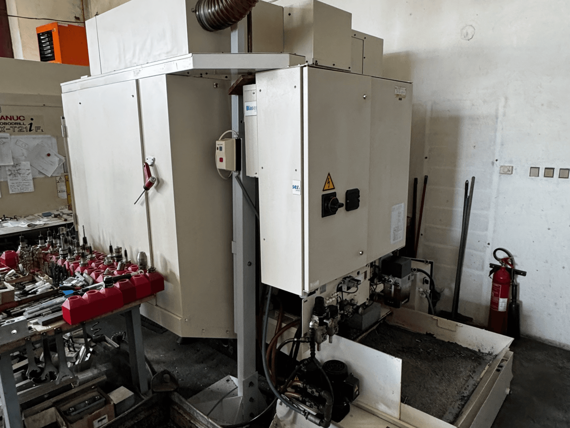 FANUC Robodrill alpha-T21iFL verticaal bewerkingscentrum, zijaanzicht met bedieningspaneel, gereedschappen en werkruimte.