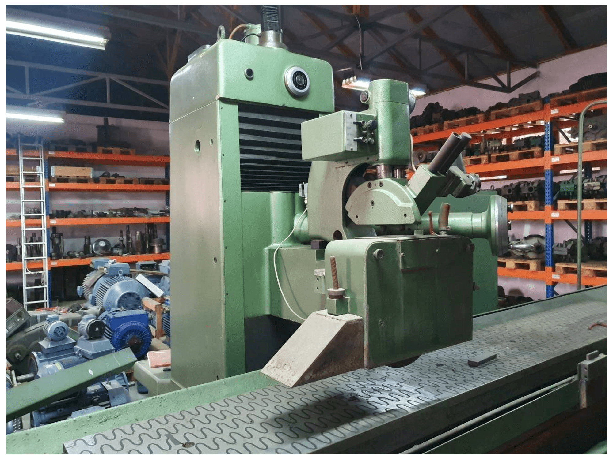 Vooraanzicht van ELB SCHLIFF SWBD-30 VA II machine