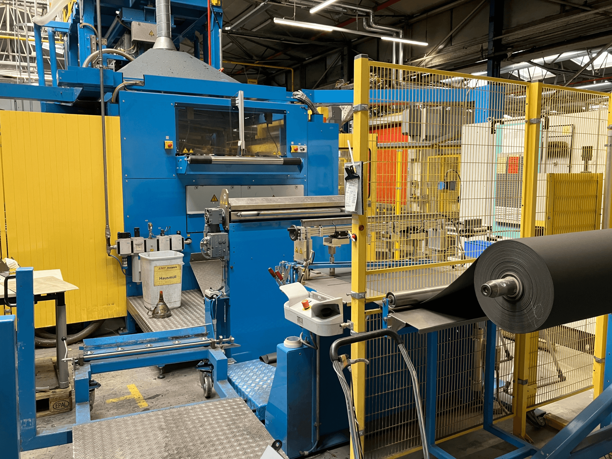KIEFEL KLS 86/235 kunststofverwerkingsmachine gezien vanaf de voorkant, met een rol zwart materiaal en bedieningspaneel.