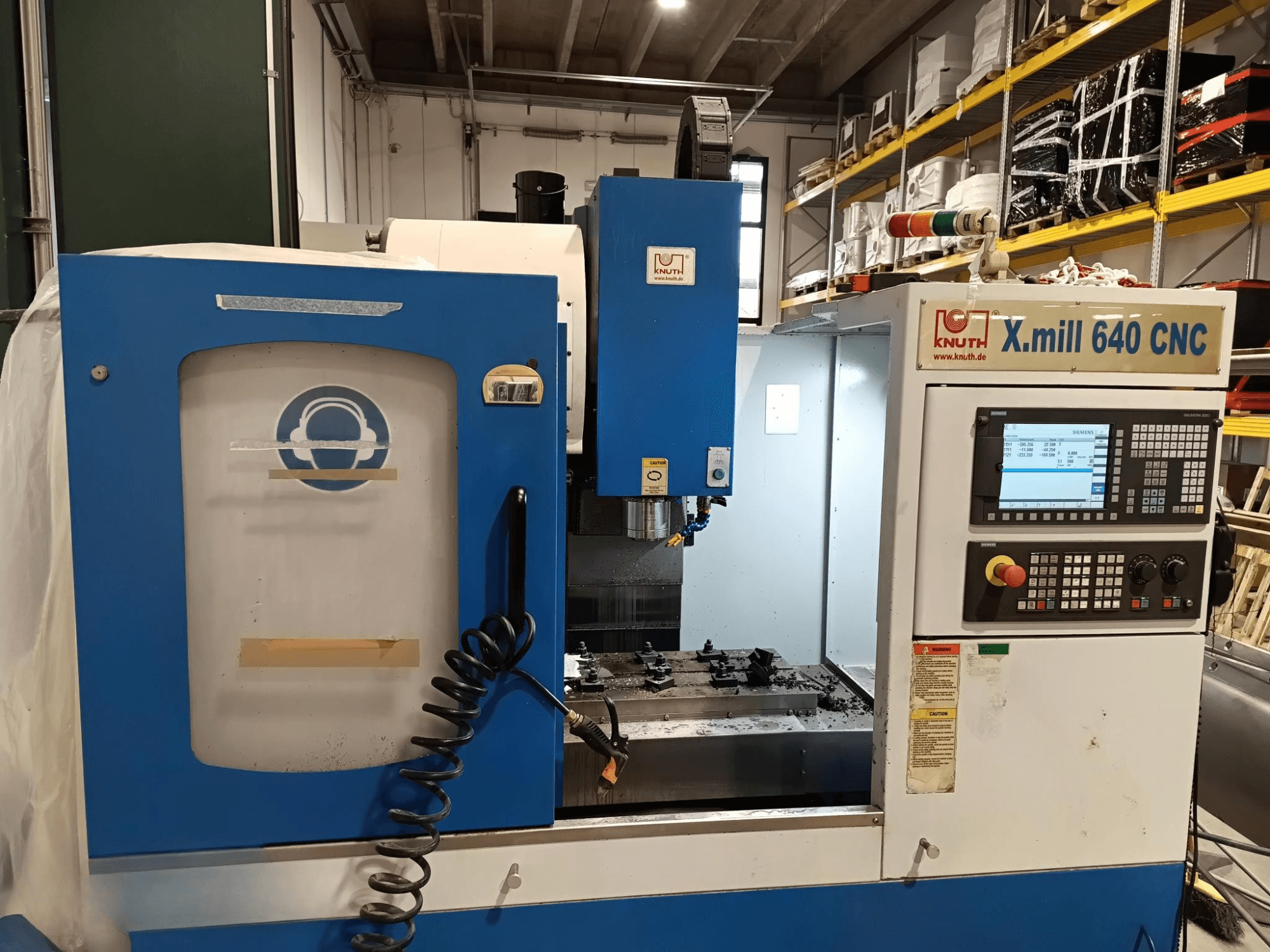 Knuth X.mill 640 CNC machine in zijaanzicht, met bedieningspaneel, spindelgebied en zichtbare werkstukinstelling.