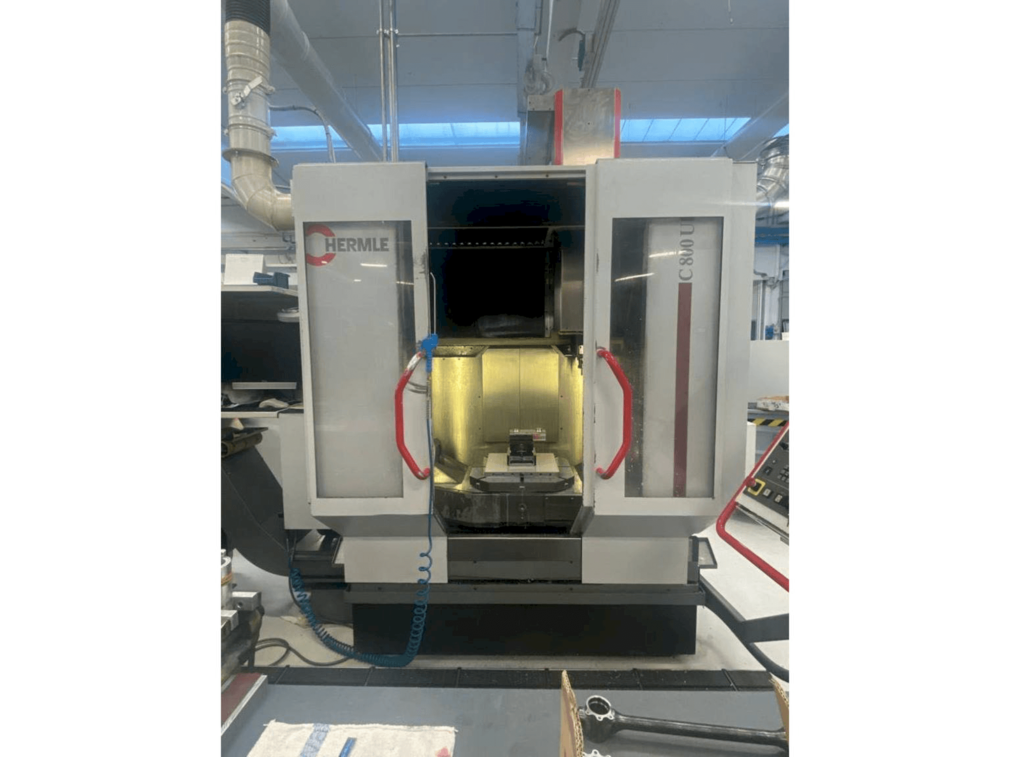 Vooraanzicht van HERMLE C800U machine