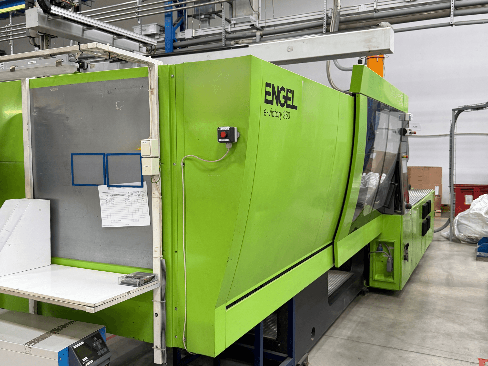 De elektrische spuitgietmachine Green Engel e-victory 260, gezien vanaf de zijkant, met bedieningspaneel en werkblad.