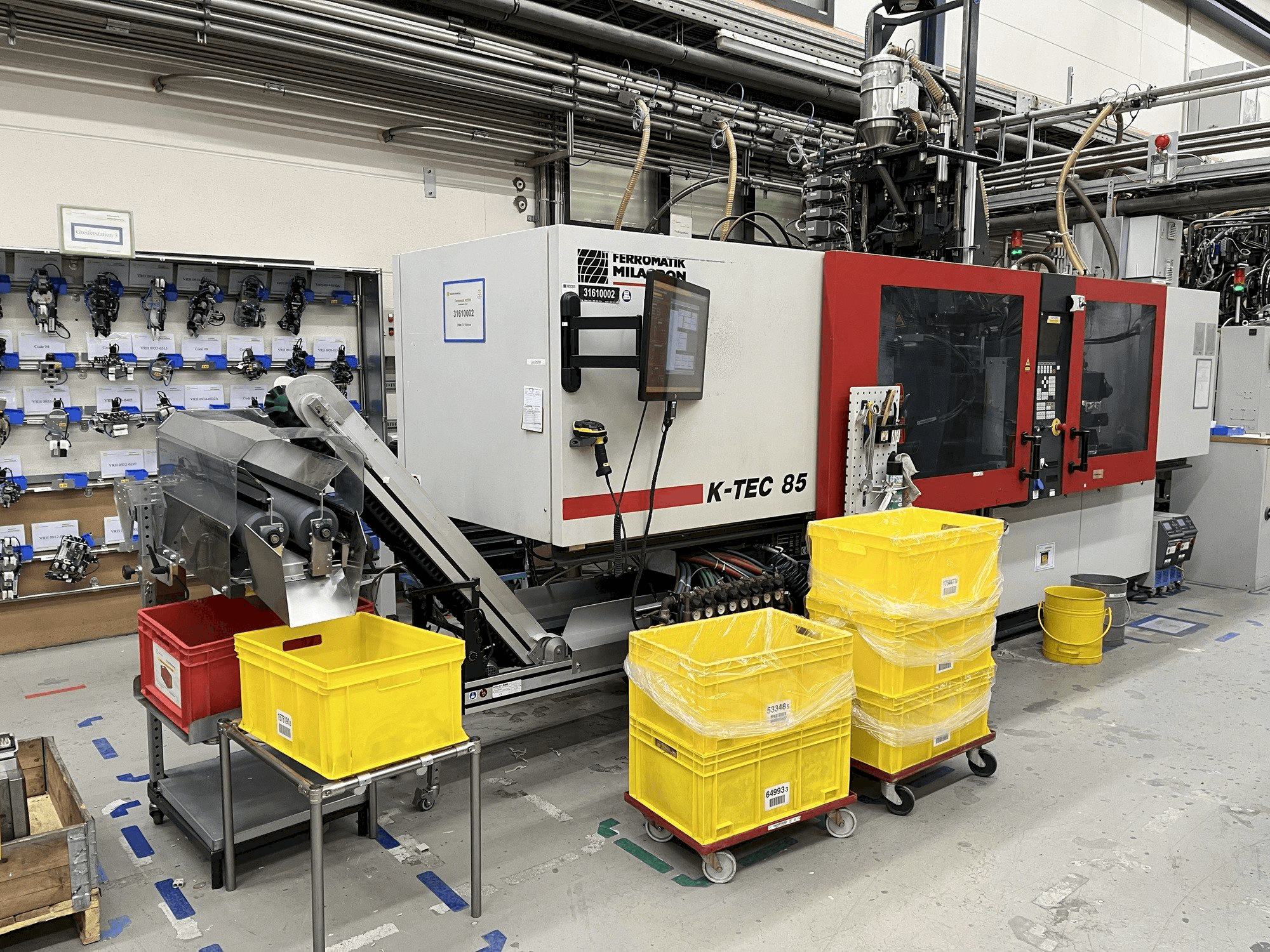 Vooraanzicht van FERROMATIK Milacron K-Tec 85 machine