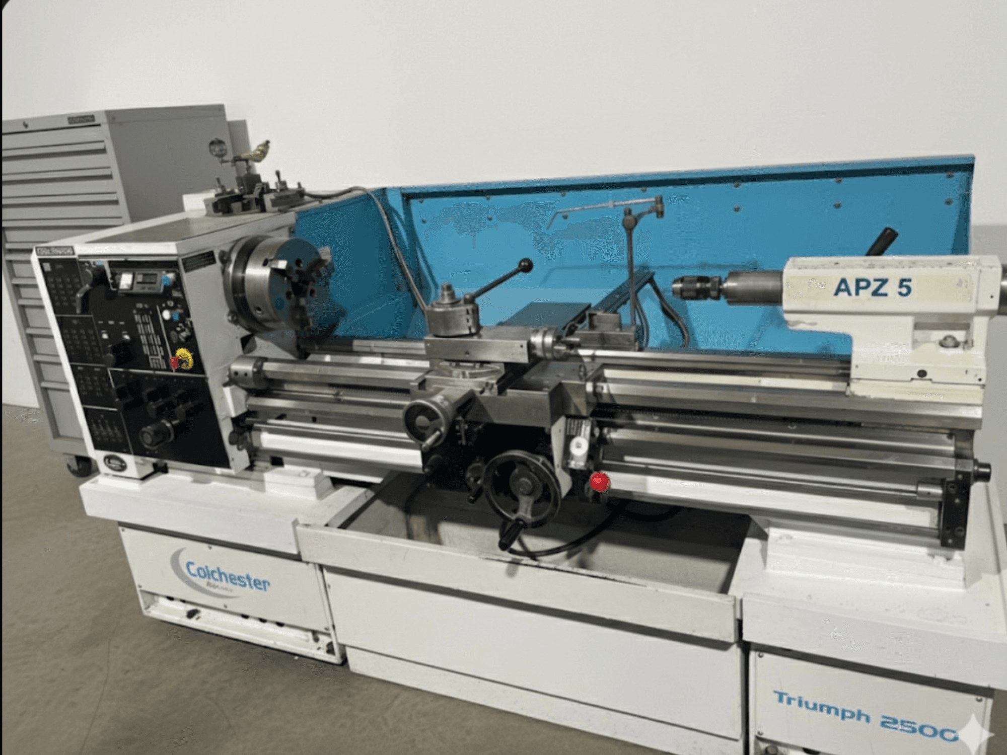 Colchester Triumph 250C draaibank, vooraanzicht, met een APZ 5 hulpstuk en bedieningspaneel met wijzerplaten en knoppen.