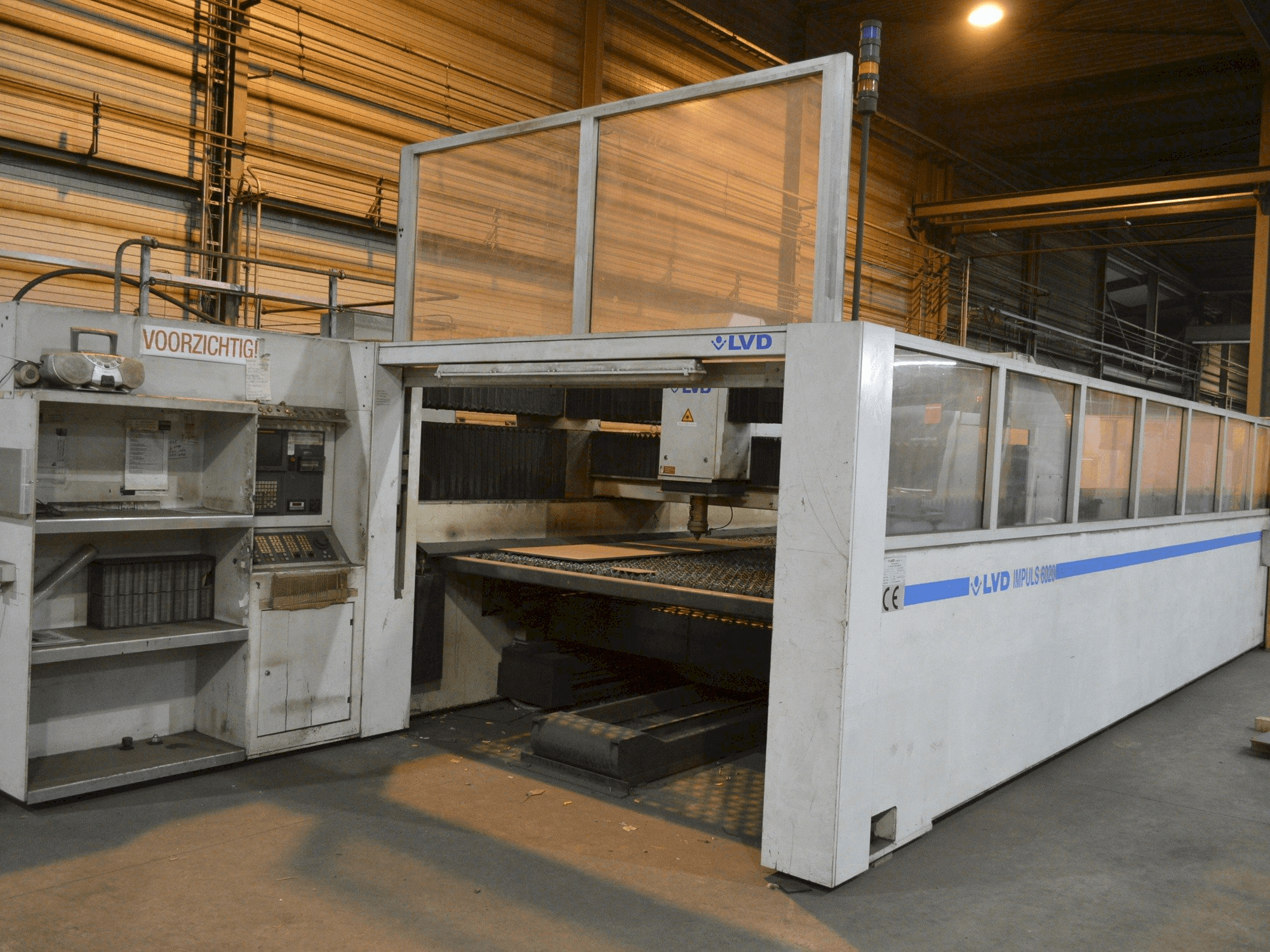 Vooraanzicht van LVD IMPULS 6020 machine