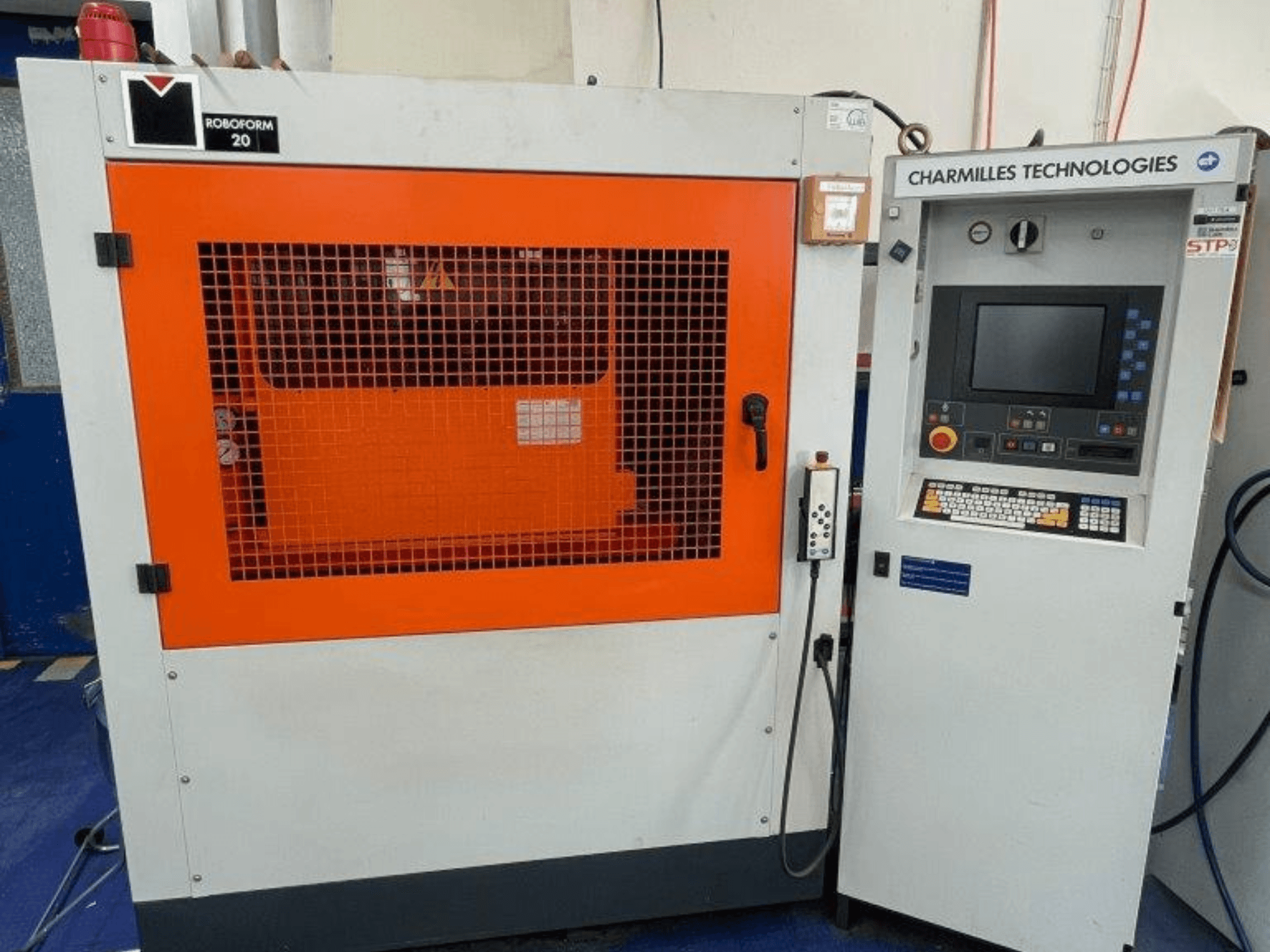 AgieCharmilles Robofrom 20 zinkvonkmachine, vooraanzicht met bedieningspaneel en oranje beschermrooster.