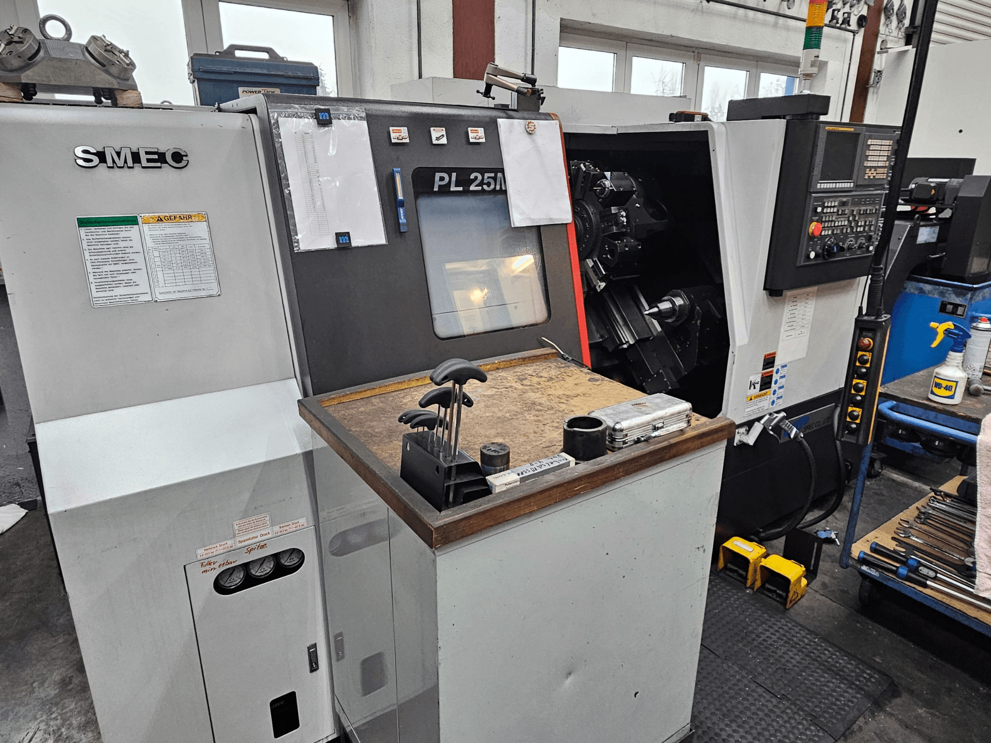 SMEC PL 25M draaimolencentrum in een werkplaats, vooraanzicht met bedieningspaneel, gereedschaphouder en werkgebied.
