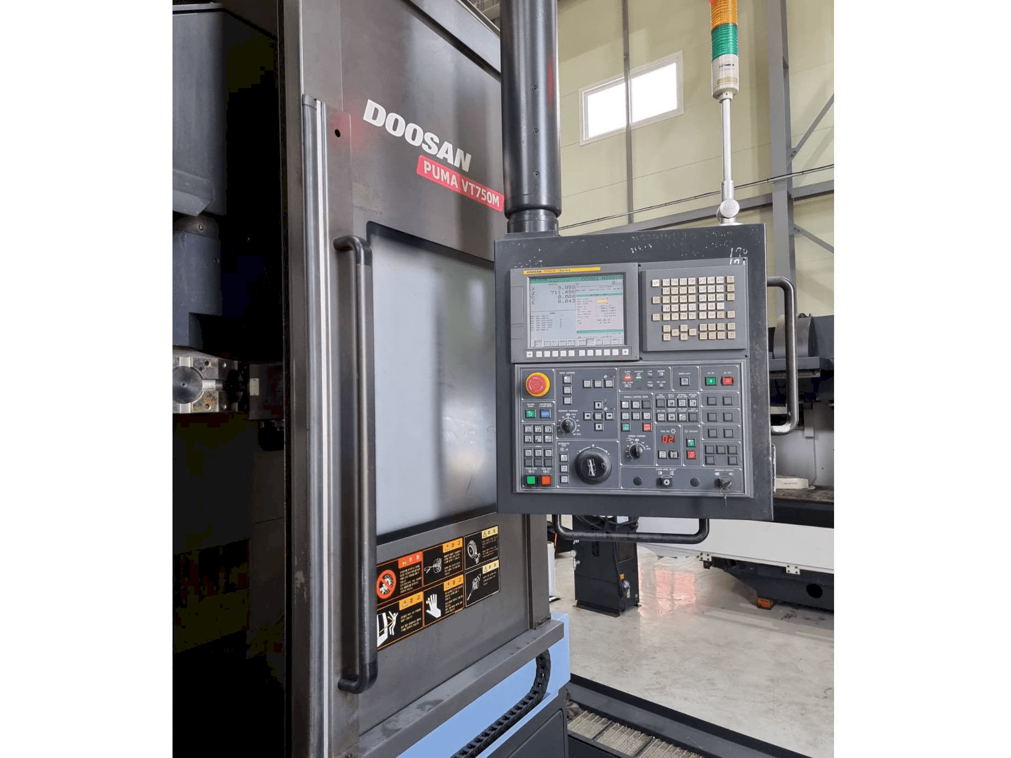 Linkerzijdeaanzicht van Doosan Puma VT750M machine