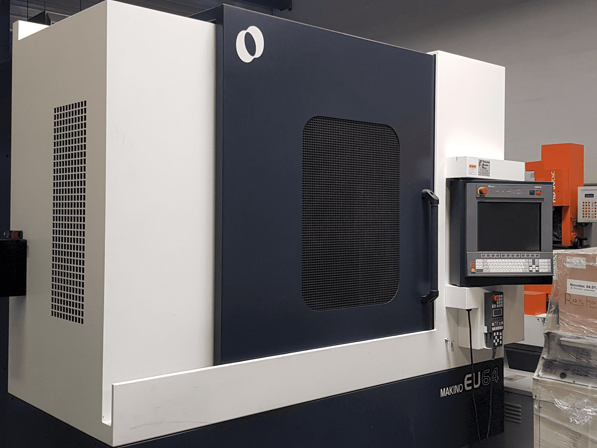 Vooraanzicht van Makino EU 65 machine