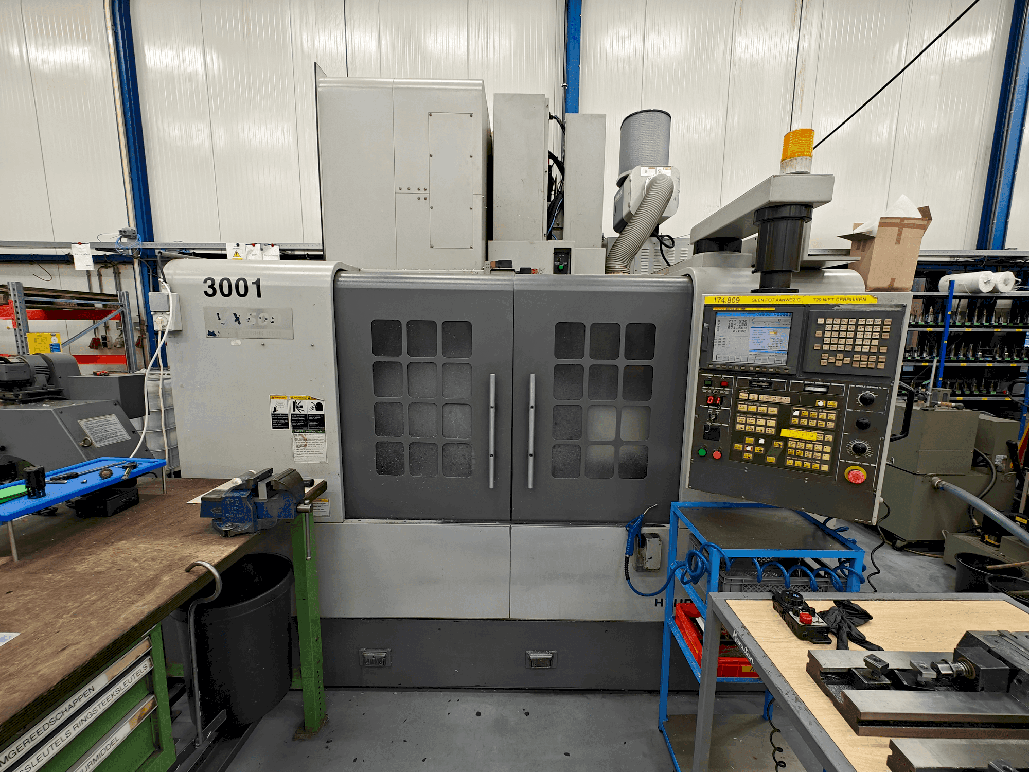 Vooraanzicht van HYUNDAI KIA VX 500 machine